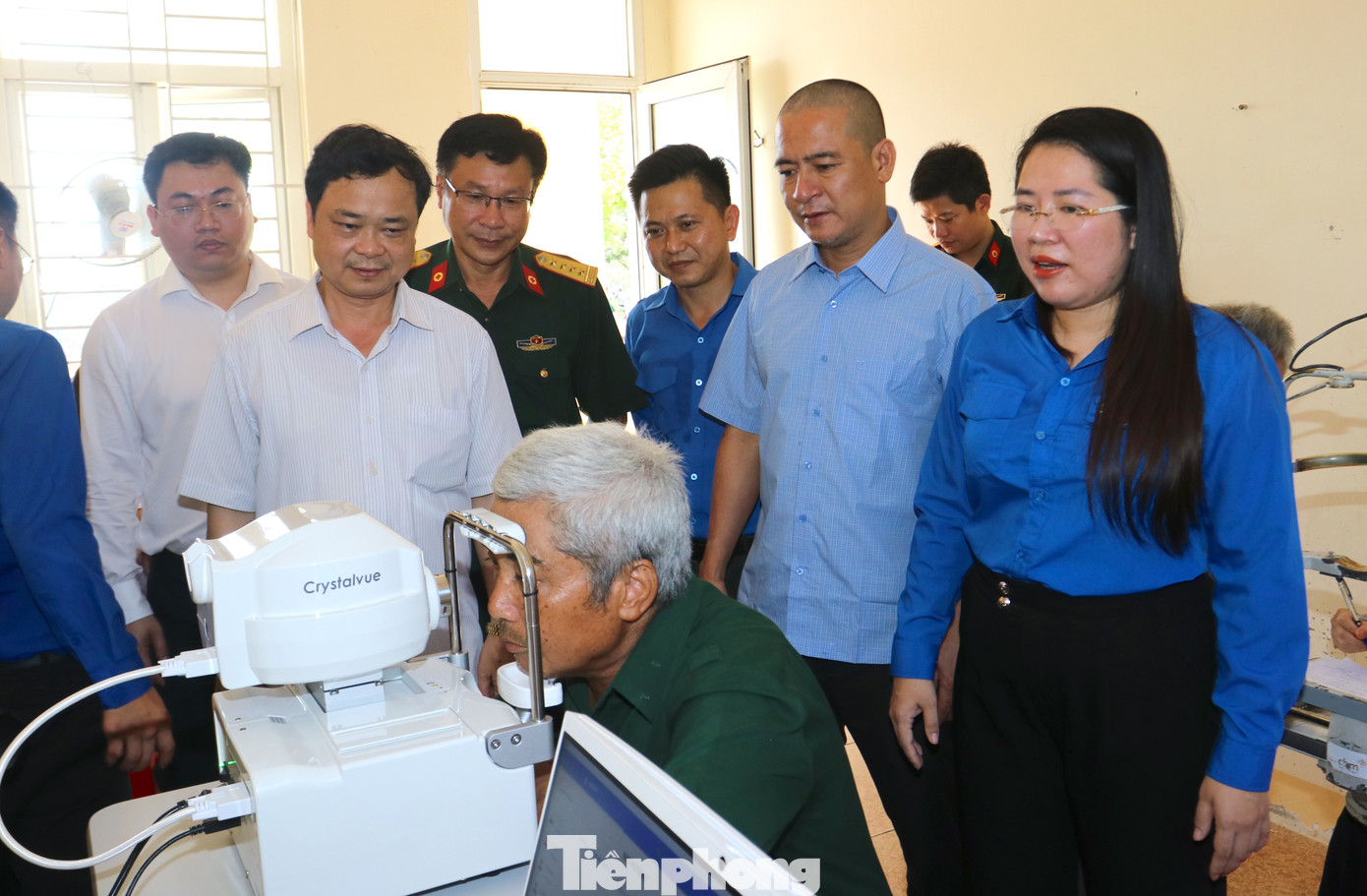 Được biết, Hội thầy thuốc trẻ tỉnh Nghệ An đã phối hợp cùng các đơn vị chuẩn bị nhiều máy móc, trang thiết bị hiện đại để đến thăm khám cho các bác thương bệnh binh, người có công như: máy đo, kiểm tra mắt, máy siêu âm, thăm dò, máy nội soi tai mũi họng....để khám bệnh một cách tốt nhất, chuyên nghiệp nhất.