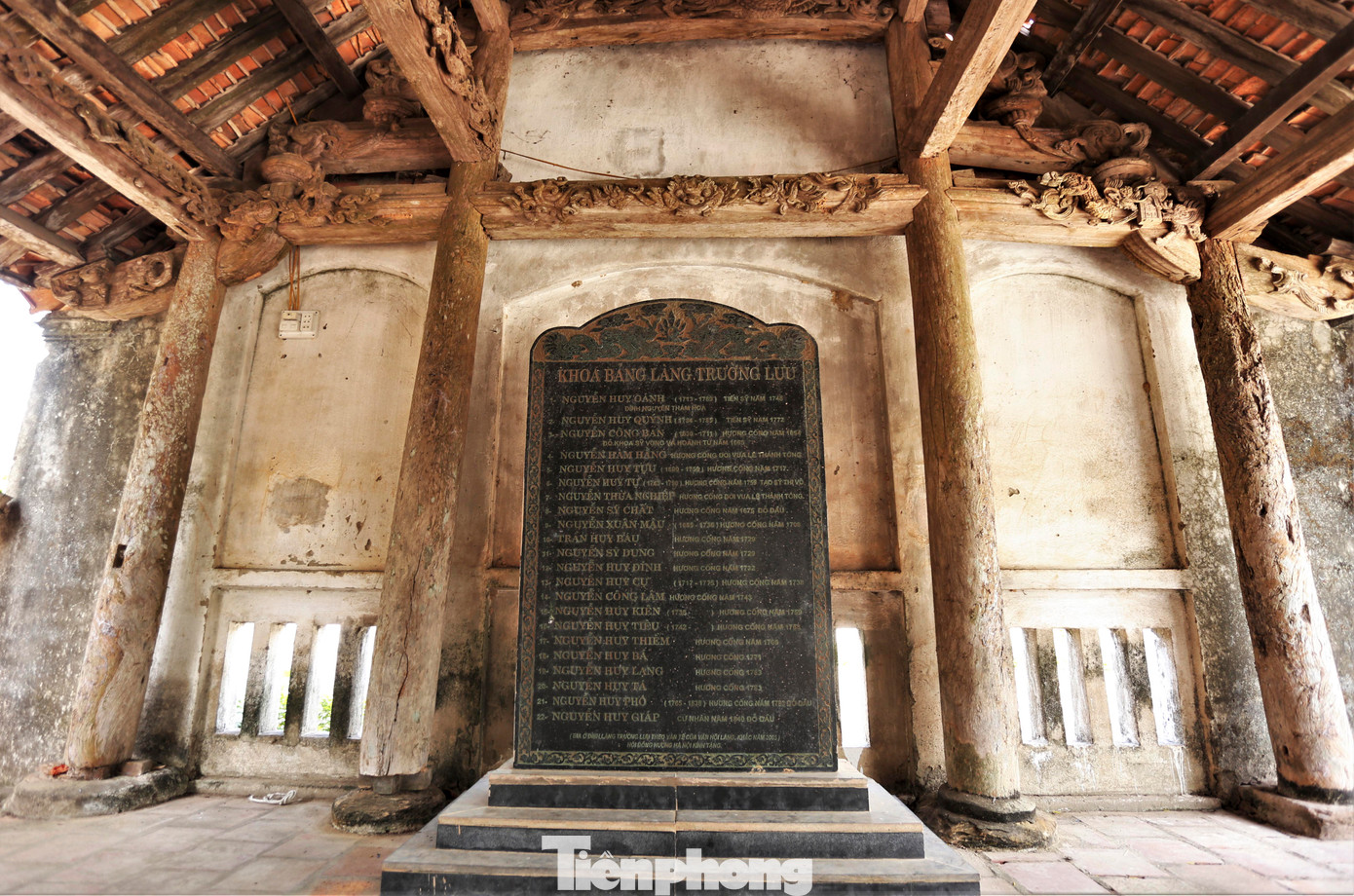 Trong đình hiện còn tấm bia ghi danh 22 con em trong làng (chủ yếu là dòng họ Nguyễn Huy) đỗ đạt tiến sĩ dưới triều Hậu Lê và triều Nguyễn. Trong đình hiện còn tấm bia ghi danh 22 con em trong làng (chủ yếu là dòng họ Nguyễn Huy) đỗ đạt tiến sĩ dưới triều Hậu Lê và triều Nguyễn.