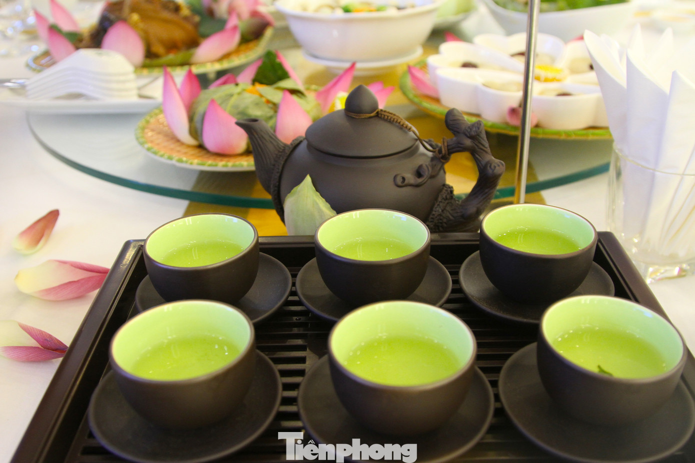 Ngoài các món ăn thì một bình hoa sen, một khay trà sen có mặt trên mâm cơm tăng thêm vẻ đẹp và sức hút.