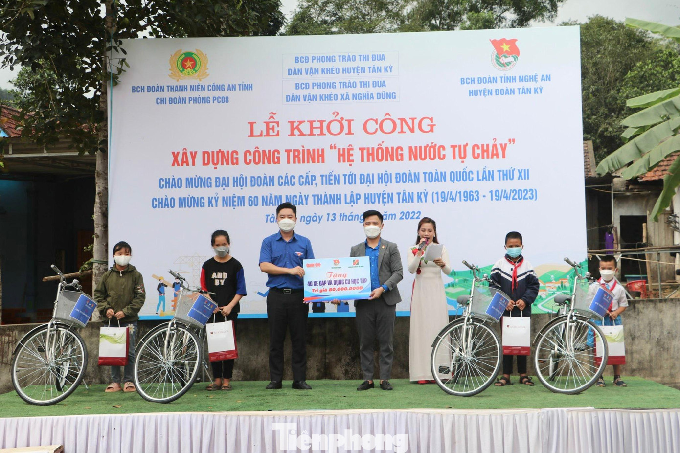 Tại huyện Tân Kỳ, Tỉnh đoàn Nghệ An, Đoàn Thanh niên Công an tỉnh Nghệ An cùng đơn vị phối hợp đã tổ chức Lễ khởi công công trình Hệ thống nước tự chảy ở xã Nghĩa Dũng. Đồng thời, hỗ trợ 50 triệu đồng vốn vay cho thanh niên phát triển kinh tế; Trao tặng xe đạp và dụng cụ học tập cho các em học sinh có hoàn cảnh khó khăn với tổng trị giá 80 triệu đồng.