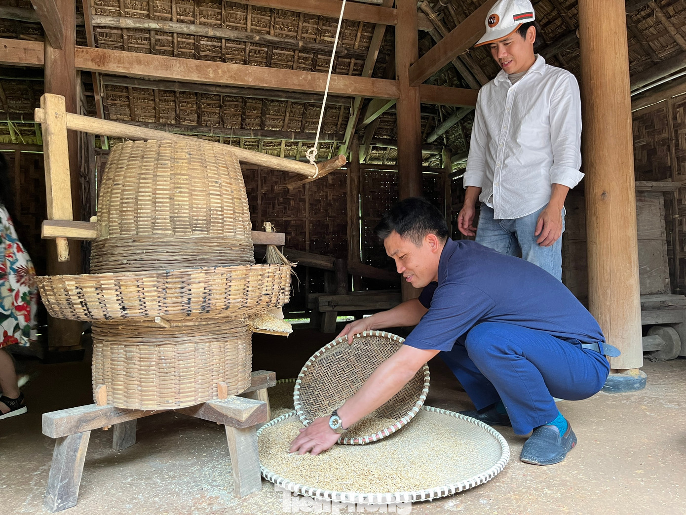 Ban quản lý đã đặt một chiếc cối xay làm từ gỗ, tre và những thúng lúa trong nhà sàn để du khách đến và trải nghiệm công việc xay lúa.