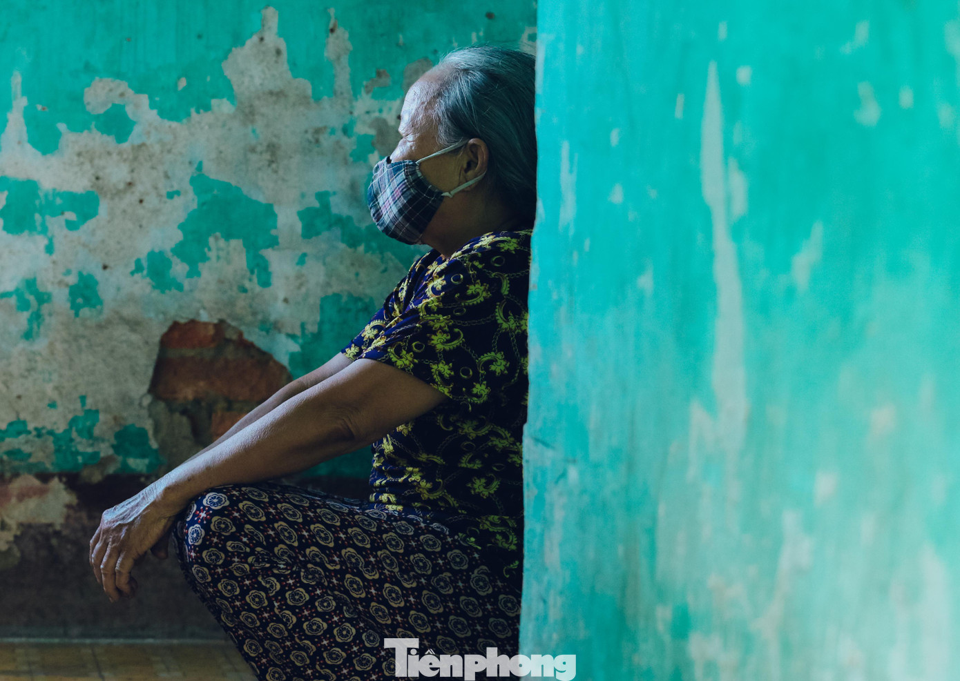 Thương chồng, bà Ngô Thị Khải khăn gói vào chăm. Cuộc sống khó khăn, hàng ngày bà Khải đi nhặt ve chai, kiếm đồng thu nhập ít ỏi, trang trải cuộc sống, lo thuốc thang cho chồng.