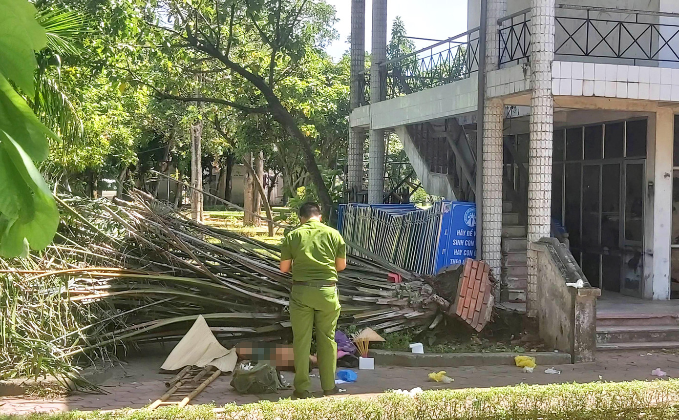 Công an khám nghiệm hiện trường để điều tra nguyên nhân vụ việc Công an khám nghiệm hiện trường để điều tra nguyên nhân vụ việc