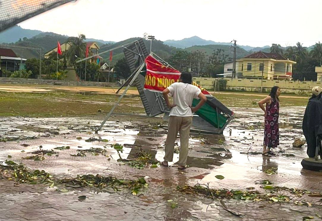 Nhiều mái tôn nhà dân, cửa hàng, trường học bị gió thổi bay xa cả chục mét.