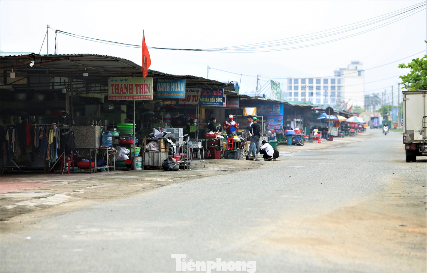 Ông Nguyễn Văn Tuệ, Chủ tịch UBND thị trấn Thiên Cầm (huyện Cẩm Xuyên) cho biết: "Hiện còn 46 ki-ốt chắn biển. Dự kiến sau mùa du lịch năm nay, các ki-ốt khi hết hạn hợp đồng sẽ được di dời vào bên trong, trả lại cảnh quan và lối xuống biển cho khu du lịch".