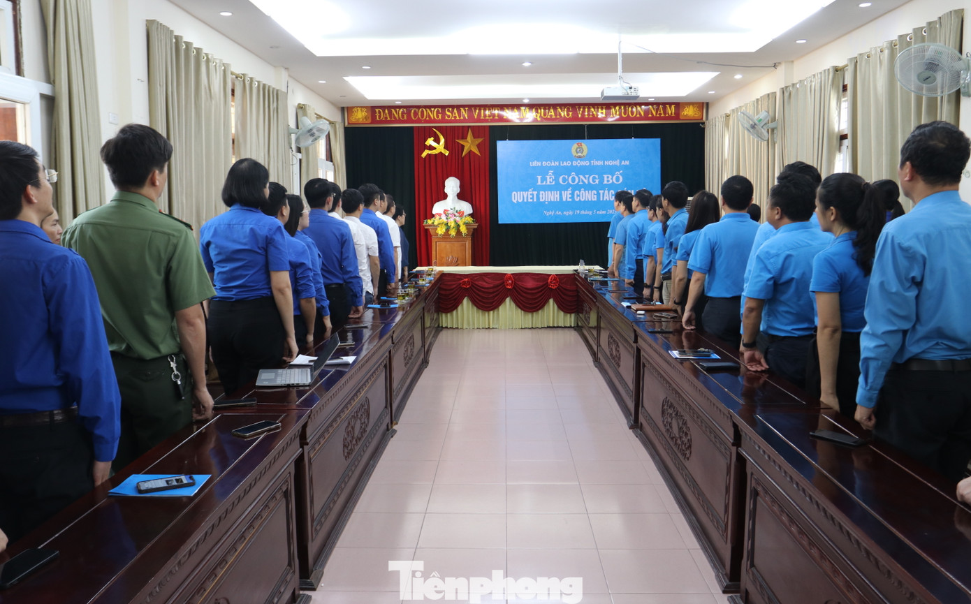 Các đại biểu làm lễ chào cờ.