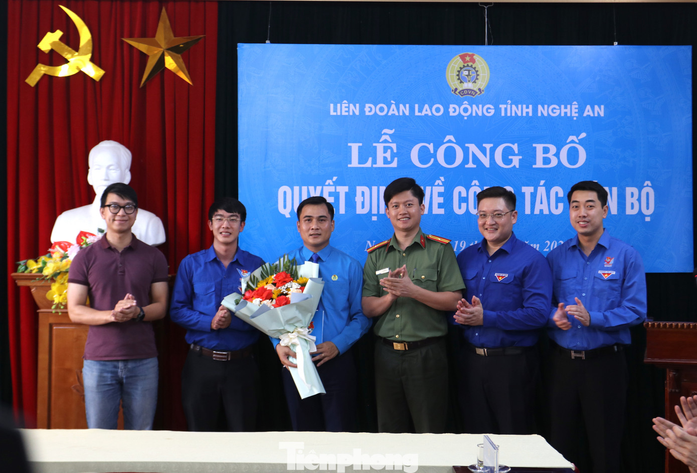 Đoàn khối các cơ quan tỉnh tặng hoa chúc mừng.