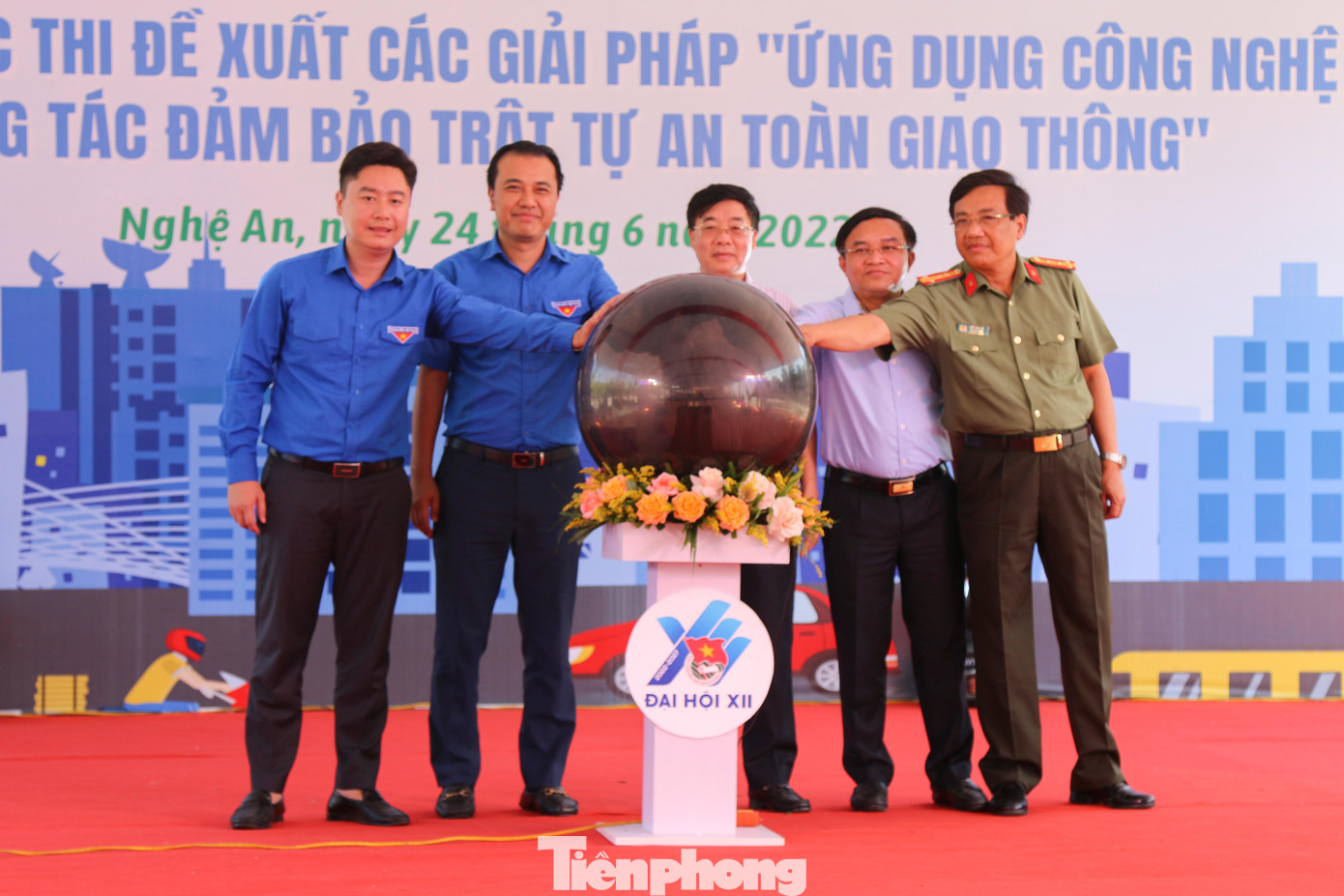 Đại biểu nhấn nút phát động thi đề xuất các giải pháp &quot;Ứng dụng công nghệ trong công tác đảm bảo trật tự an toàn giao thông&quot; năm 2022.