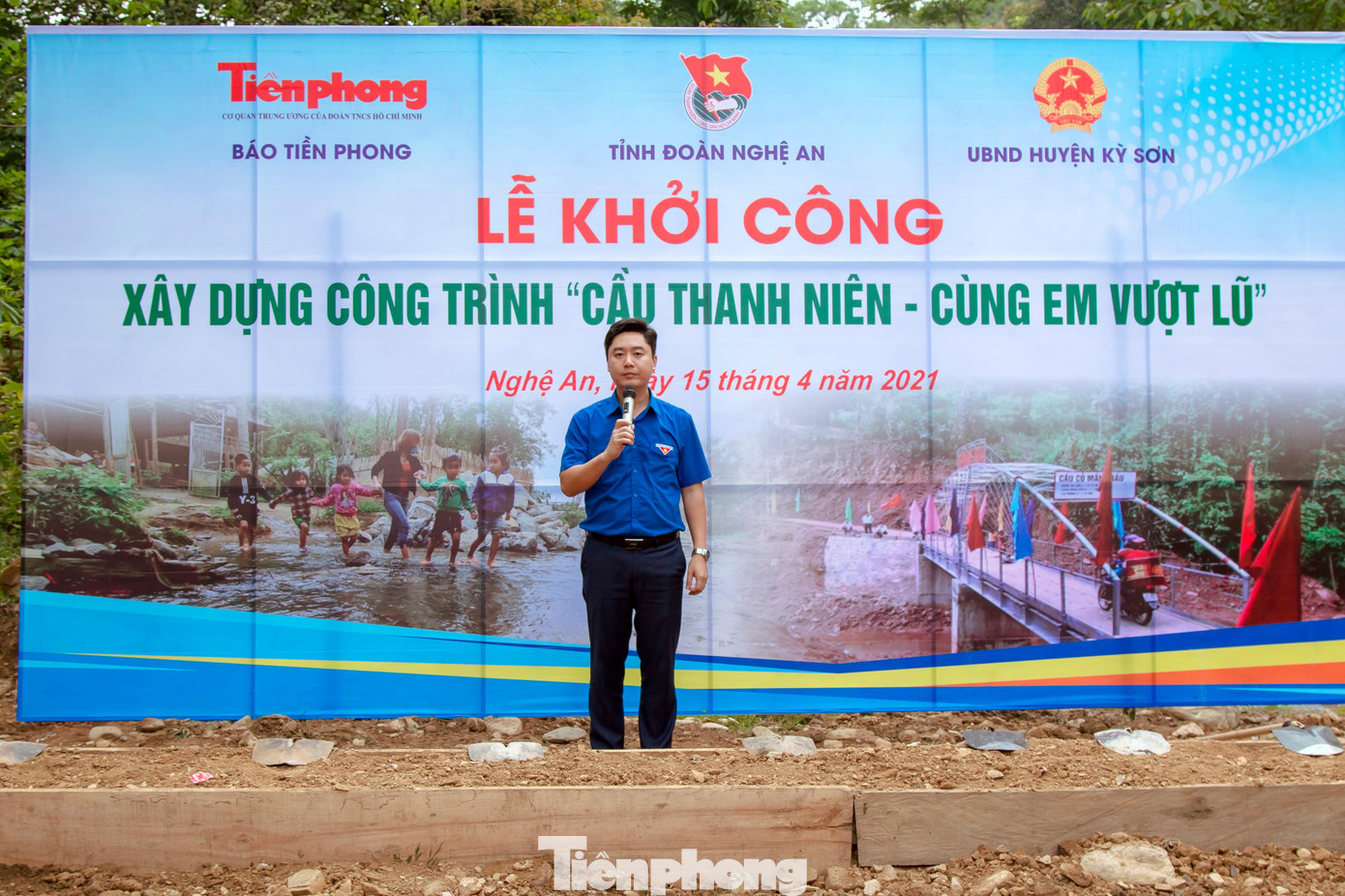 Bí thư Tỉnh đoàn Nghệ An Lê Văn Lương phát biểu khai mạc Lễ khởi công &quot;Công trình thanh niên - Cùng em vượt lũ&quot;.
