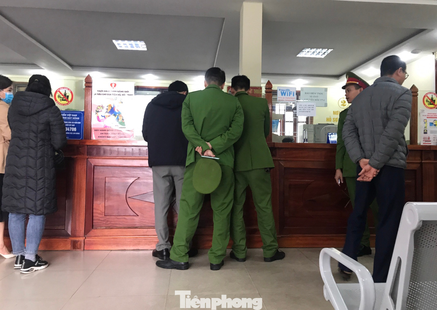 Công an tỉnh Nghệ An tiến hành khám xét tại Trung tâm Đăng kiểm xe cơ giới Nghệ An vào ngày 4/2. Công an tỉnh Nghệ An tiến hành khám xét tại Trung tâm Đăng kiểm xe cơ giới Nghệ An vào ngày 4/2.