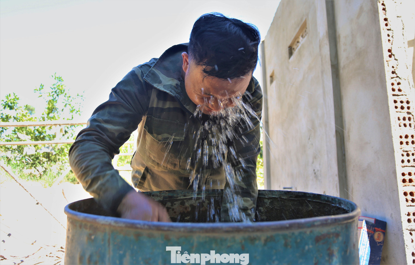 Nắng nóng khiến cuộc sống người dân đảo lộn, người lao động thêm phần vất vả.