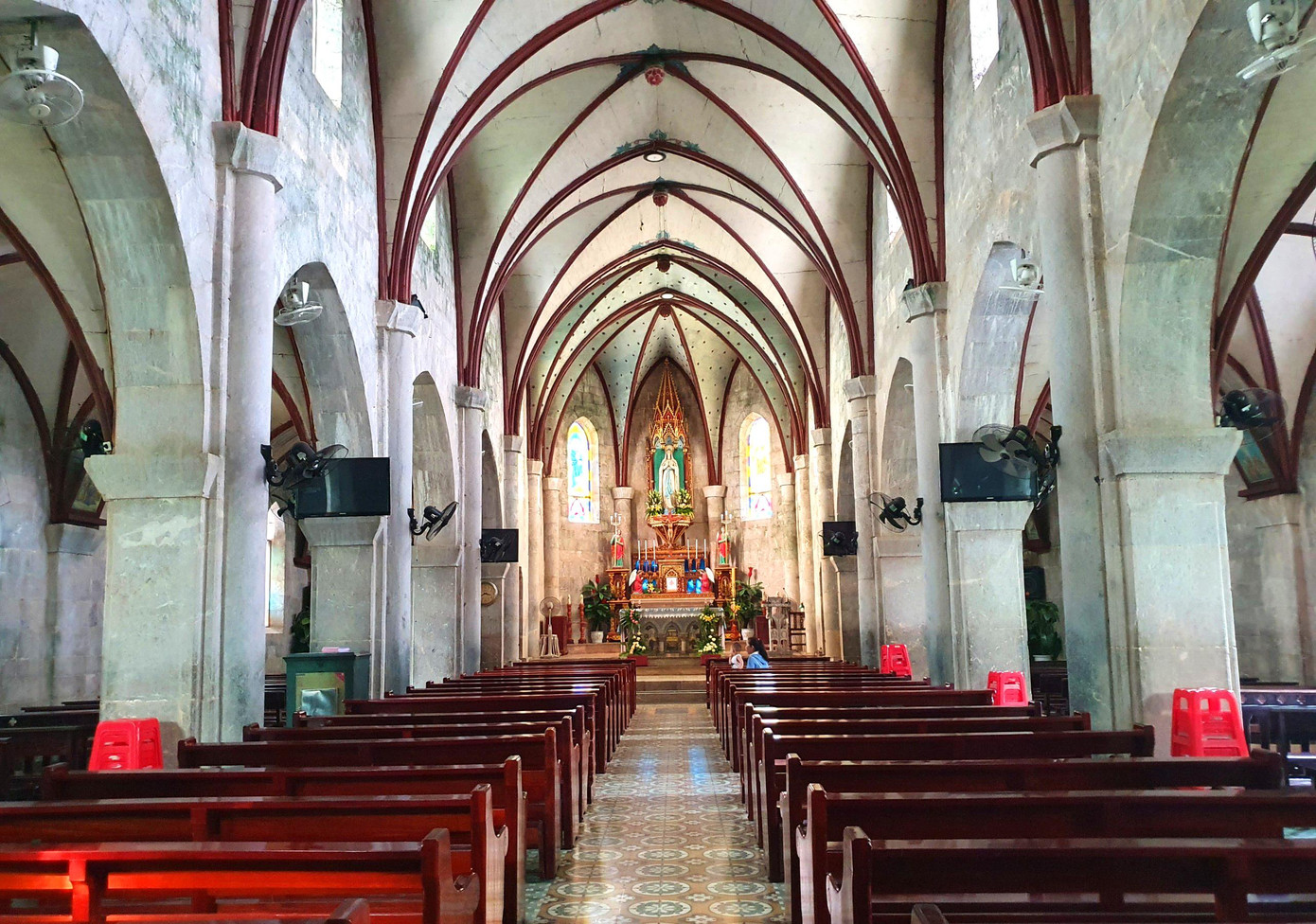 Vẻ đẹp trang nghiêm, tráng lệ bên trong thánh đường. Vẻ đẹp trang nghiêm, tráng lệ bên trong thánh đường.