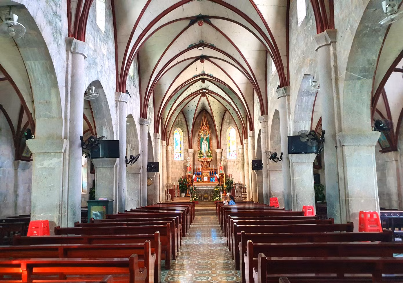 Vẻ đẹp trang nghiêm, tráng lệ bên trong thánh đường.
