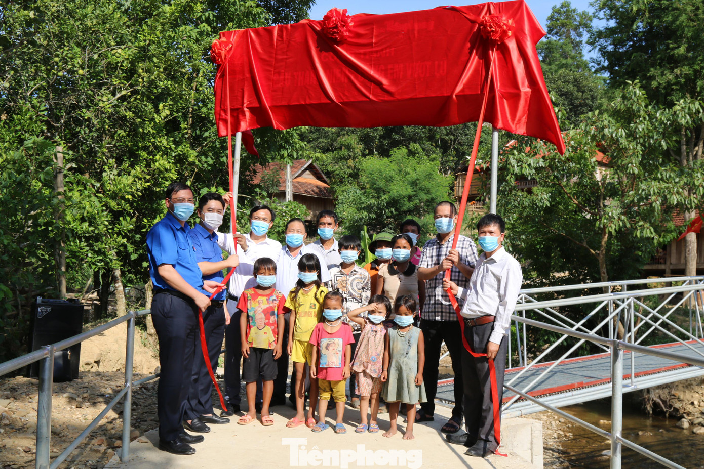 Đại biểu thực hiện nghi thức khánh thành đưa cây cầu vào sử dụng. Phục vụ giao thông đi lại của học sinh, người dân sở tại.