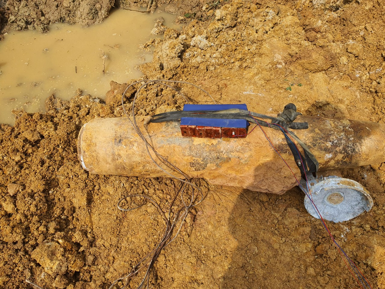 Quả bom dài khoảng 1,2m, nặng khoảng 120kg.