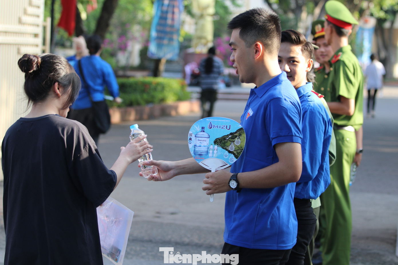 Các thí sinh được chiến sĩ công an, đoàn viên phát nước, tiếp sức vào phòng thi.