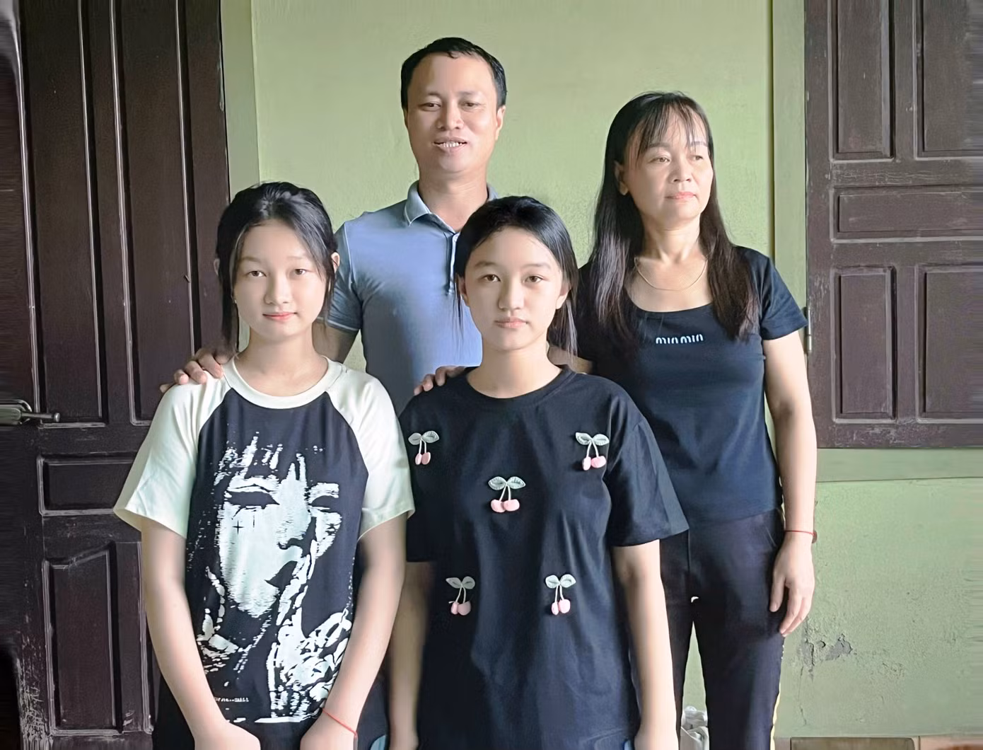 Gia đình thủ khoa khối C toàn quốc Nguyễn Thị Cẩm Tú Gia đình thủ khoa khối C toàn quốc Nguyễn Thị Cẩm Tú