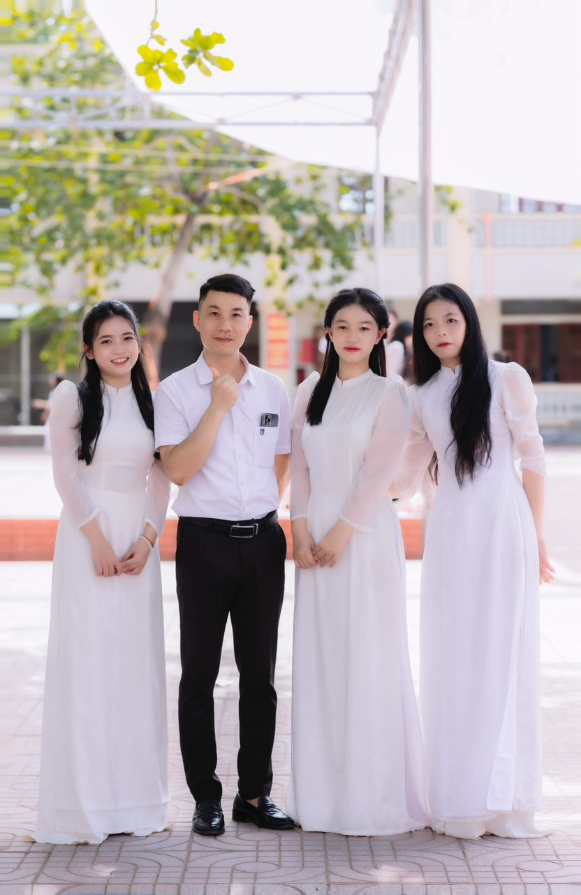 Thủ khoa Nguyễn Thị Cẩm Tú (thứ 2 từ phải sang) chụp ảnh cùng thầy giáo dạy Văn và bạn bè