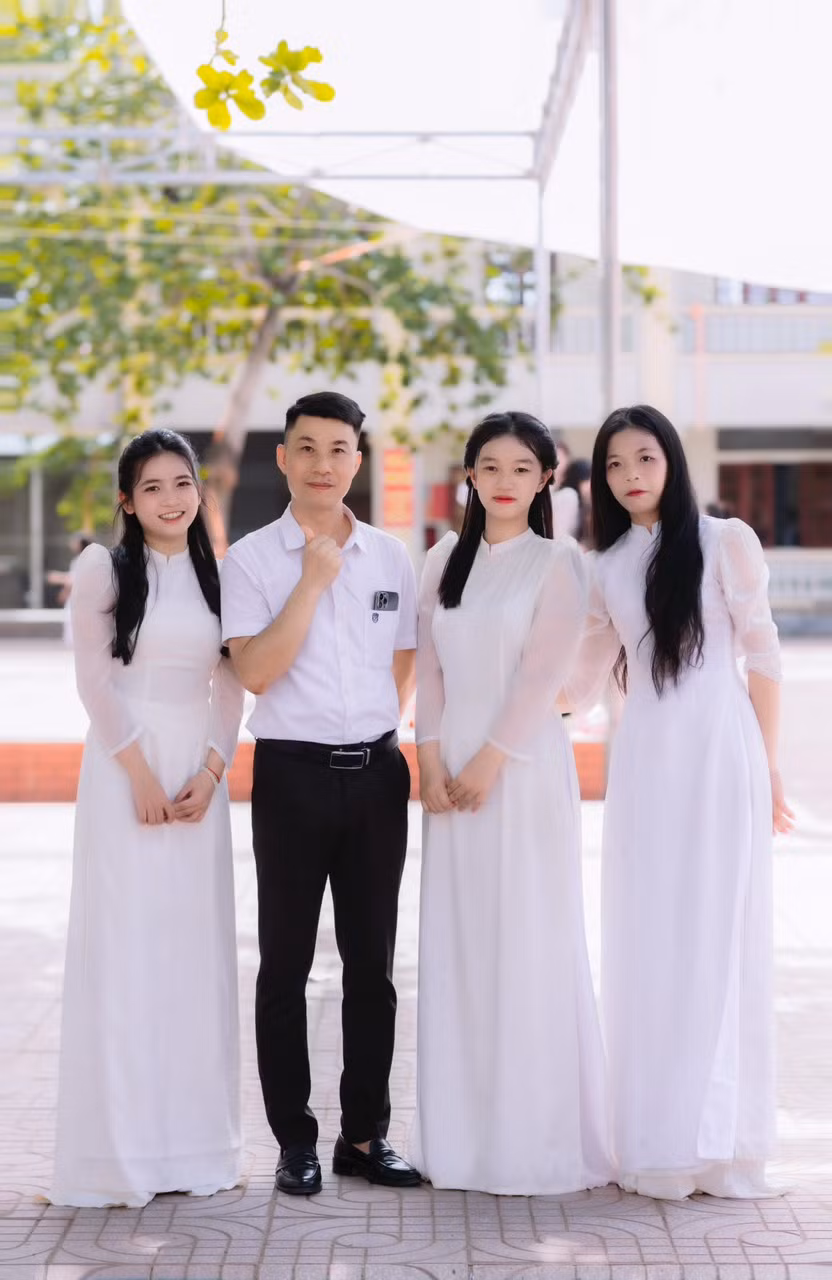 Thủ khoa Nguyễn Thị Cẩm Tú (thứ 2 từ phải sang) chụp ảnh cùng thầy giáo dạy Văn và bạn bè Thủ khoa Nguyễn Thị Cẩm Tú (thứ 2 từ phải sang) chụp ảnh cùng thầy giáo dạy Văn và bạn bè
