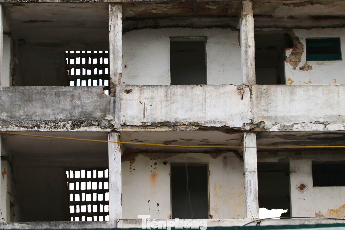 Theo quy định của pháp luật hiện hành, Nhà C8 thuộc Khu C, Khu chung cư Quang Trung, thành phố Vinh thuộc diện phải phá dỡ để đảm bảo an toàn cho người, tài sản và cộng đồng