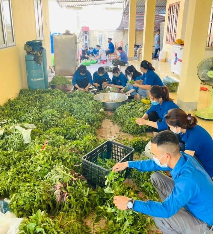 Đội ngũ thanh niên tình nguyện do Huyện đoàn Hưng Nguyên phát động sẽ hỗ trợ cho cán bộ, chiến sỹ Ban chỉ huy Quân sự huyện Hưng Nguyên các công đoạn chế biến bữa ăn. Đội ngũ thanh niên tình nguyện do Huyện đoàn Hưng Nguyên phát động sẽ hỗ trợ cho cán bộ, chiến sỹ Ban chỉ huy Quân sự huyện Hưng Nguyên các công đoạn chế biến bữa ăn.