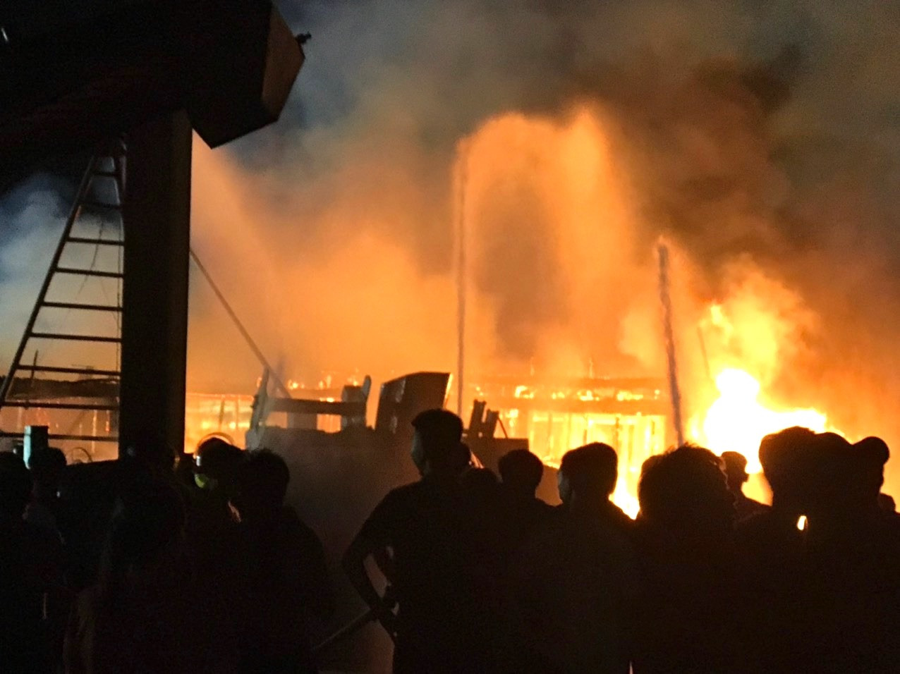 Người dân và các cơ quan chức năng đang khẩn trương tìm cách dập lửa đám cháy. Người dân và các cơ quan chức năng đang khẩn trương tìm cách dập lửa đám cháy.