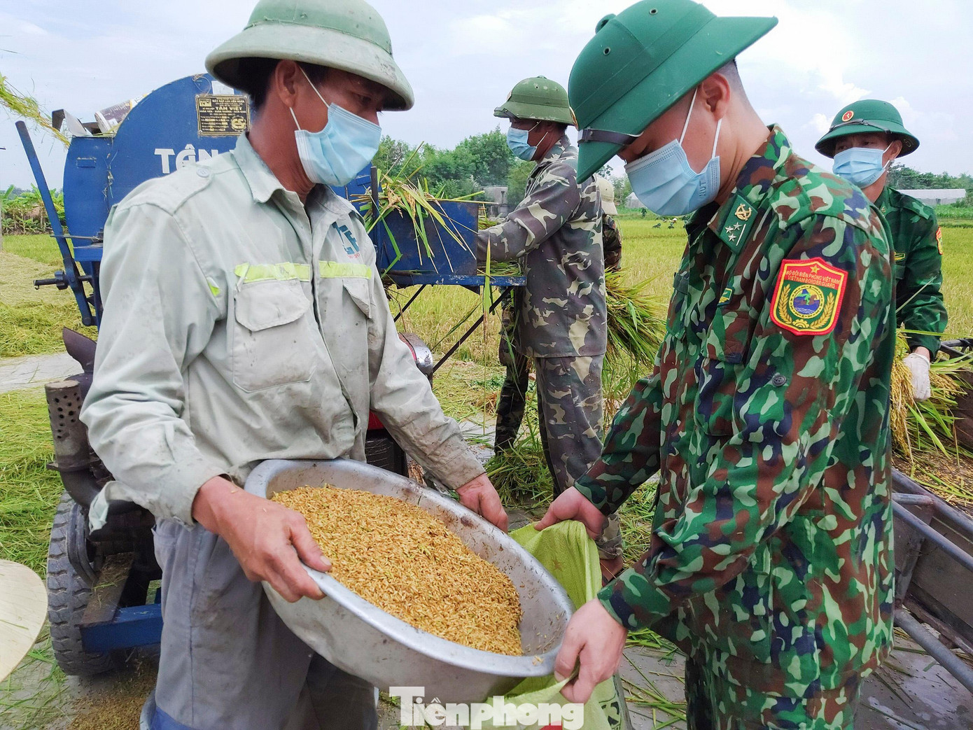 Sau khi hoàn tất khâu cắt lúa ở ruộng, chiến sĩ Biên phòng còn giúp dân tuốt lúa. Sau khi hoàn tất khâu cắt lúa ở ruộng, chiến sĩ Biên phòng còn giúp dân tuốt lúa.