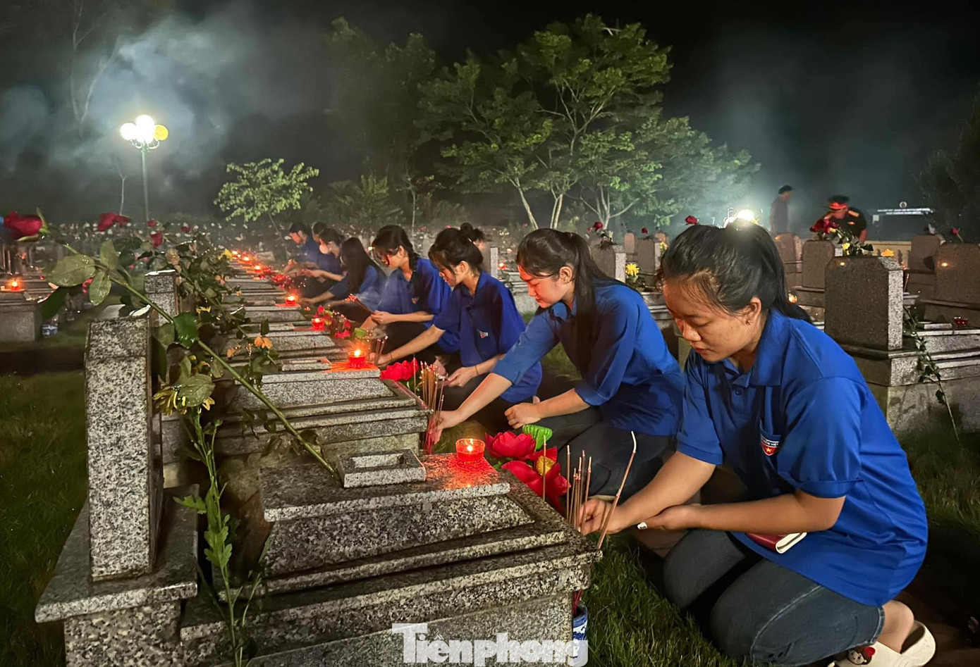 Những ngọn nến thắp lên trên các phần mộ nhằm thể hiện đạo lý “Uống nước nhớ nguồn”, Đền ơn đáp nghĩa” của thế hệ trẻ đối với thế hệ cha anh, những anh hùng liệt sĩ.
