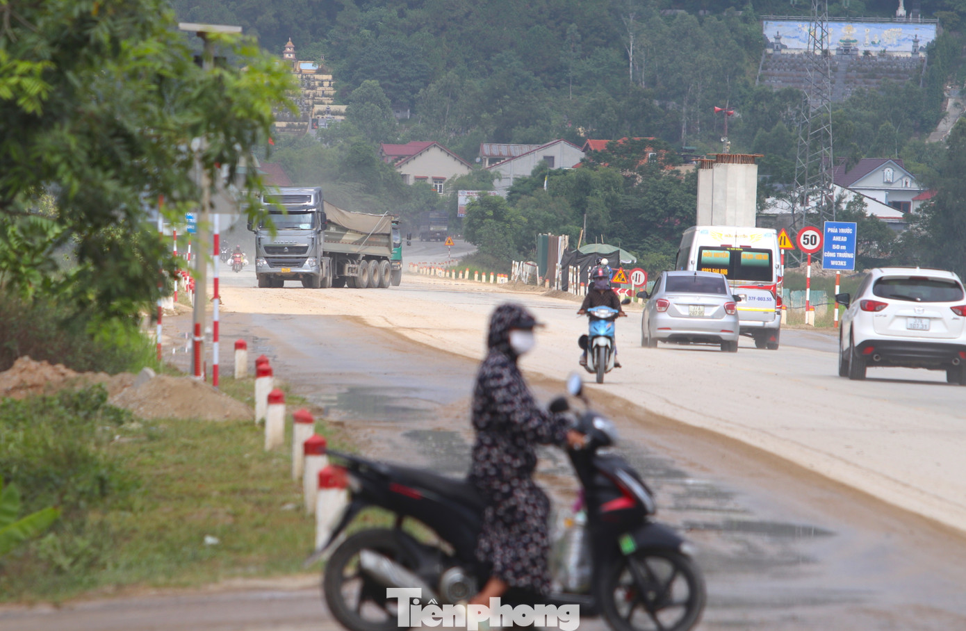Không những thế, thời gian gần đây, những xe ben cỡ lớn ra vào đường công vụ thi công cao tốc Bắc - Nam khiến giao thông nơi đây bị ảnh hưởng lớn. Những xe chở nguyên vật liệu đã kéo theo bùn đất từ công trình rơi xuống mặt đường quốc lộ 46.