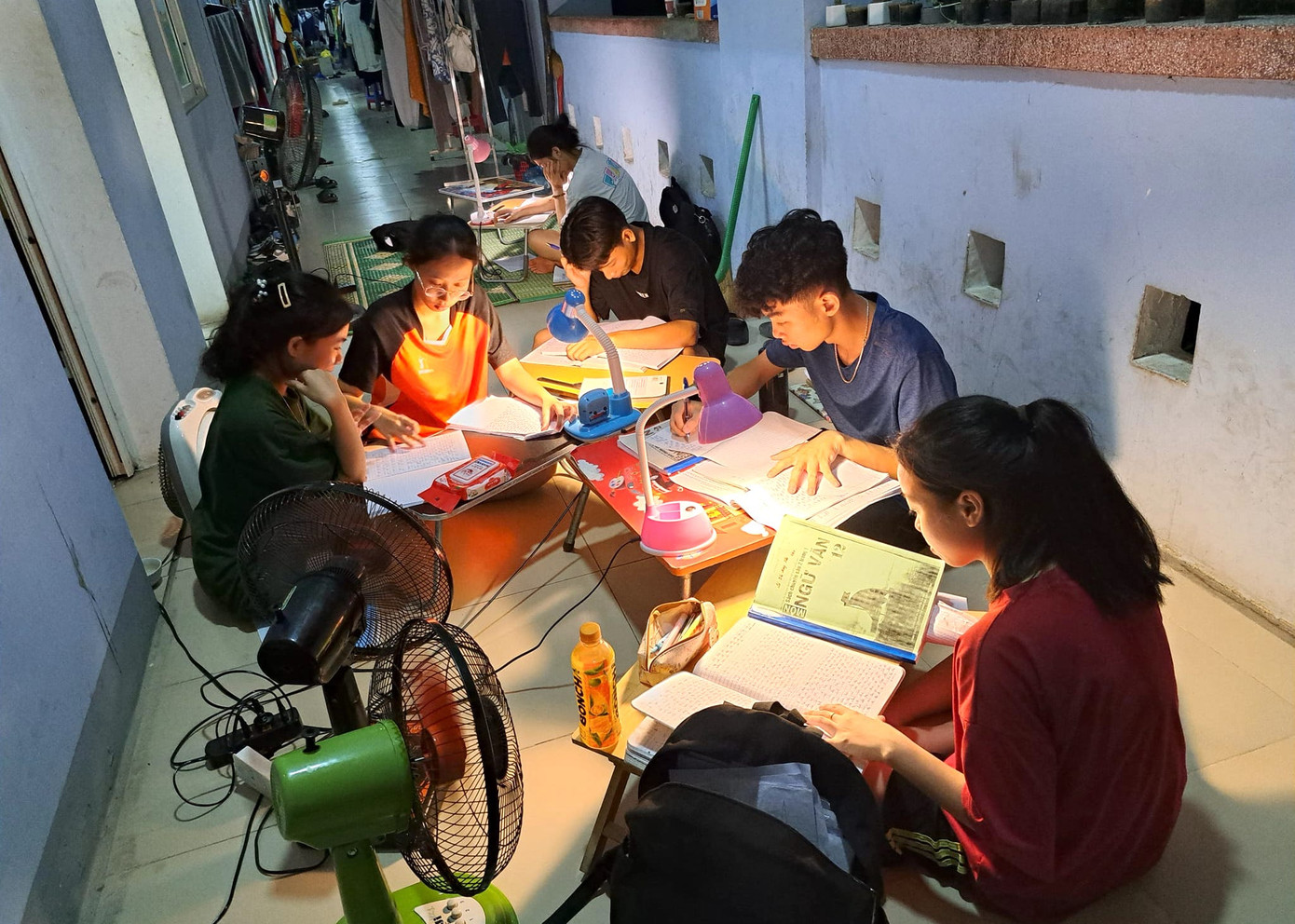Những hôm trời nắng nóng oi bức, cả dãy ký túc lại trải chiếu, mang quạt ra hành lang để cùng nhau ôn bài cho mát.