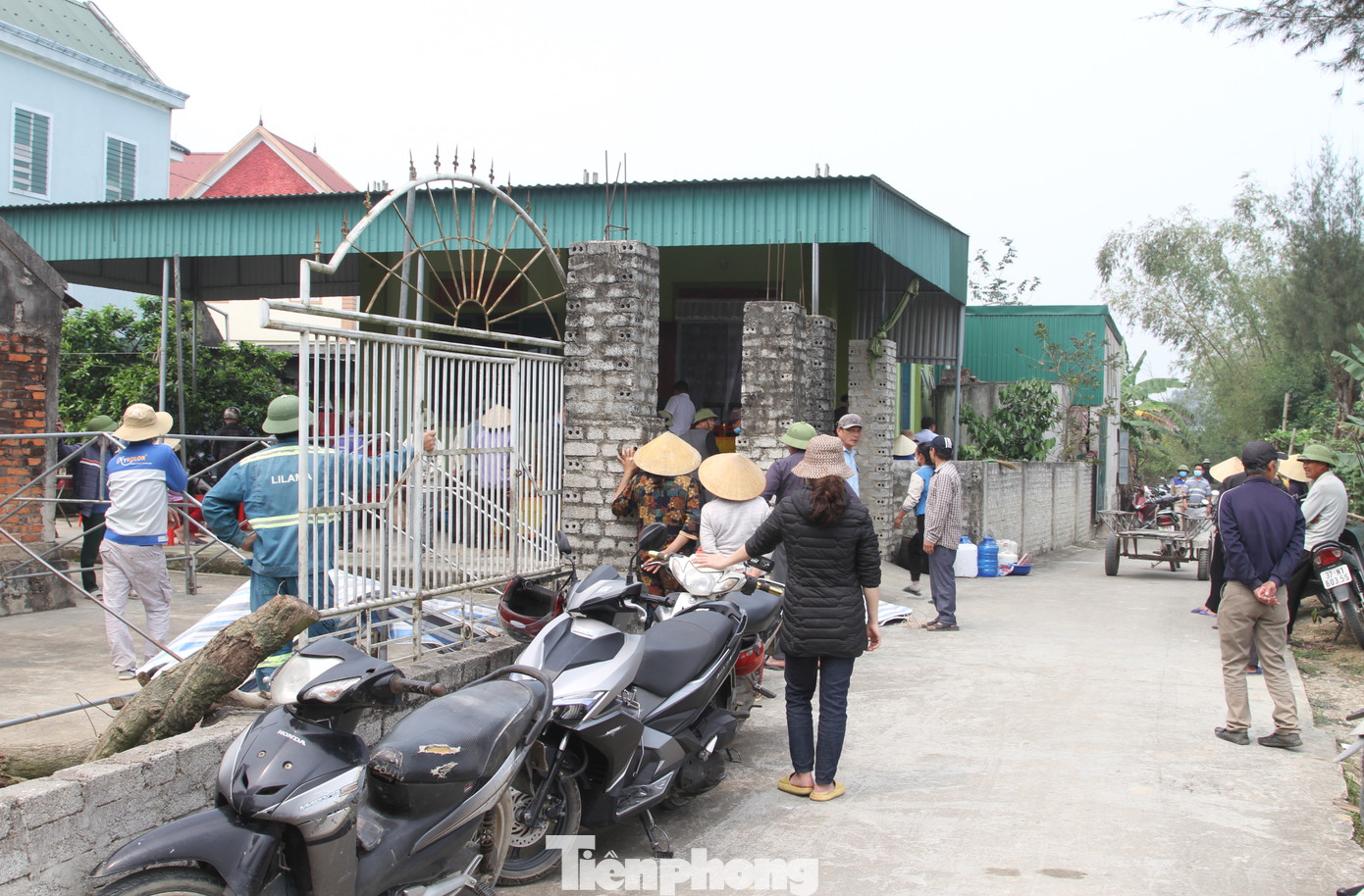 Hàng xóm đến giúp đỡ gia đình nạn nhân dựng rạp, lo hậu sự. Hàng xóm đến giúp đỡ gia đình nạn nhân dựng rạp, lo hậu sự.