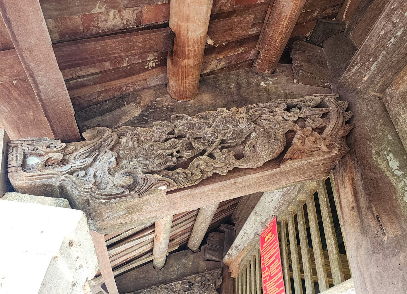 Các hoa văn được chạm khắc công phu, có độ tinh xảo cao như bát tiên, cưỡi hạc, đánh cờ, đua thuyền, tứ linh, tứ quý, đại bàng đối xứng từng gian, rồng ổ…