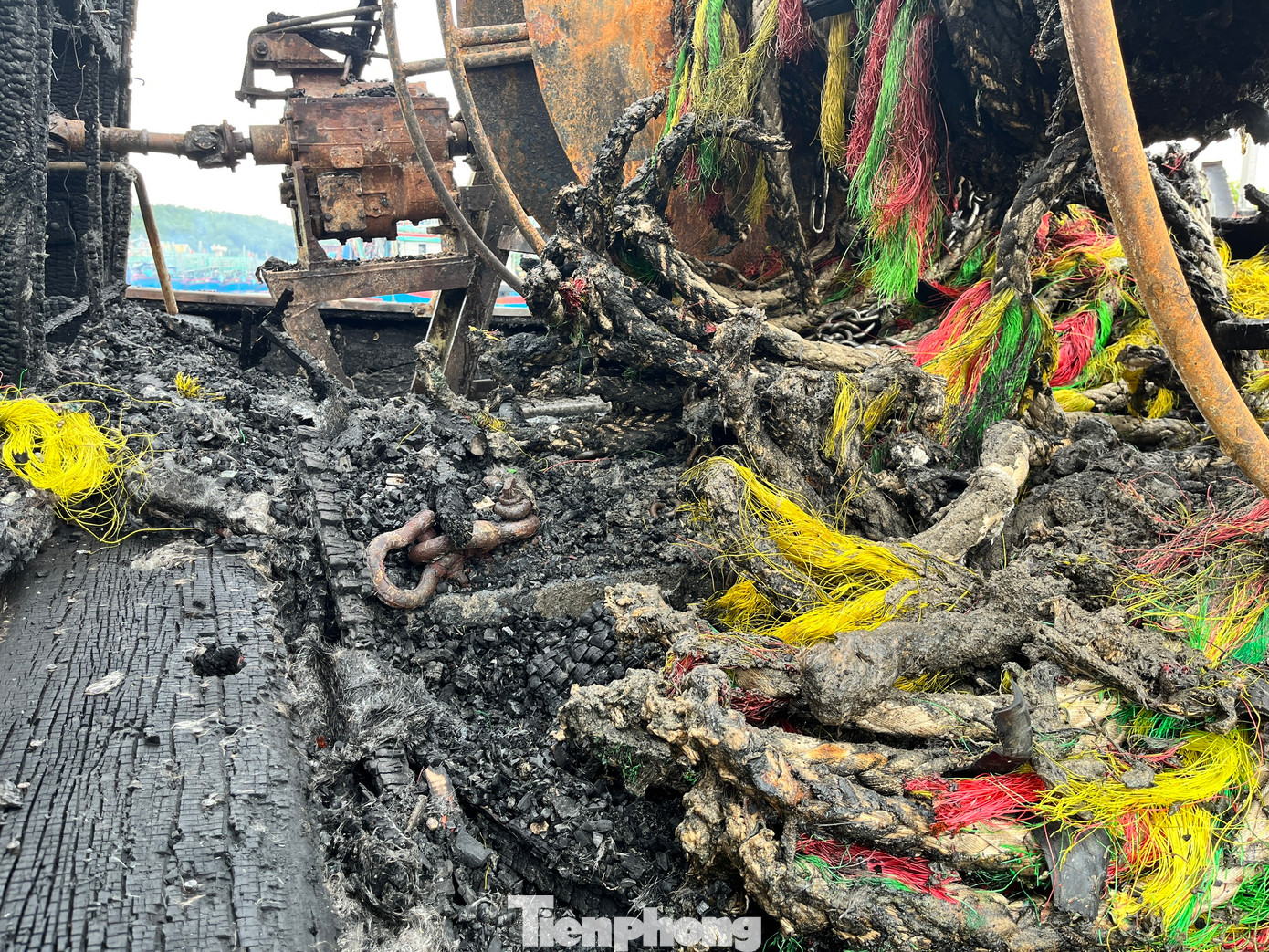 Các ngư dân cho biết phần ngư cụ trang bị trên tàu ra khơi đánh bắt cá có giá trị từ vài trăm đến cả tỷ đồng. Đám cháy đã gây thiệt hại nặng nề cho các chủ tàu.