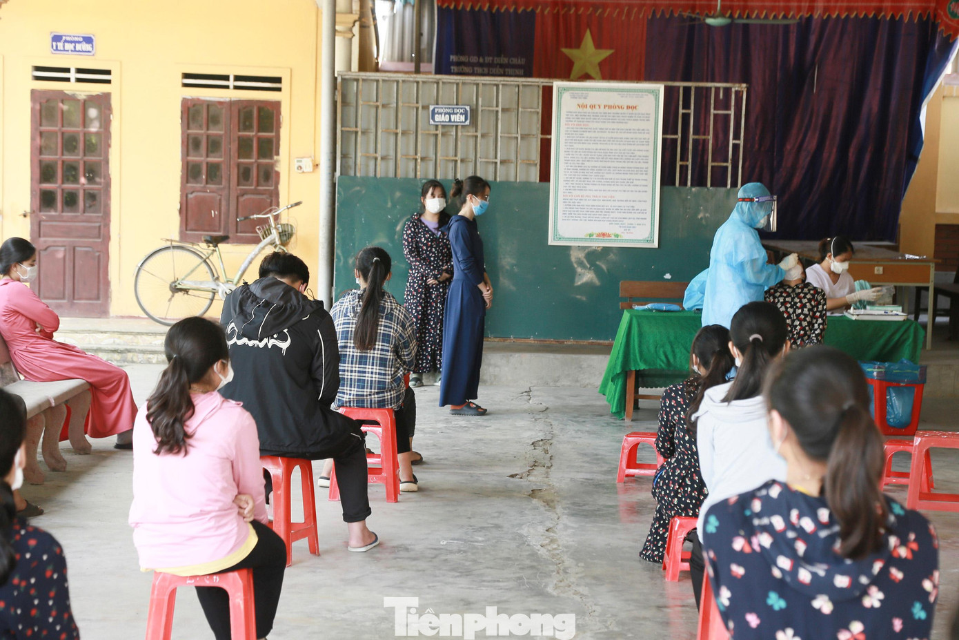 Tất cả thí sinh F2 đều được bố trí phòng làm thủ tục dự thi riêng, phòng thi riêng và phòng chờ riêng. Số lượng trong phòng thi không quá 12 thí sinh Tất cả thí sinh F2 đều được bố trí phòng làm thủ tục dự thi riêng, phòng thi riêng và phòng chờ riêng. Số lượng trong phòng thi không quá 12 thí sinh