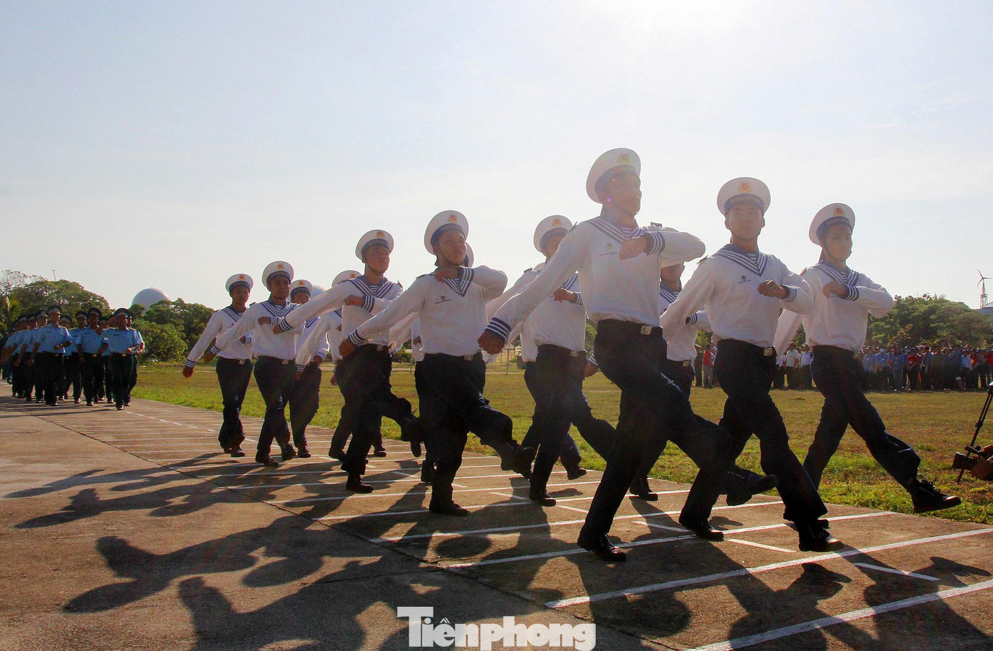 Nghi thức duyệt binh mang khí thế oai phong, hào hùng của Quân đội Nhân dân Việt Nam. Dưới bất kỳ hoàn cảnh nào, cán bộ, chiến sĩ nơi tiền tiêu Tổ quốc vẫn vững tay súng bảo vệ vùng biển trời, vùng biển thiêng liêng.