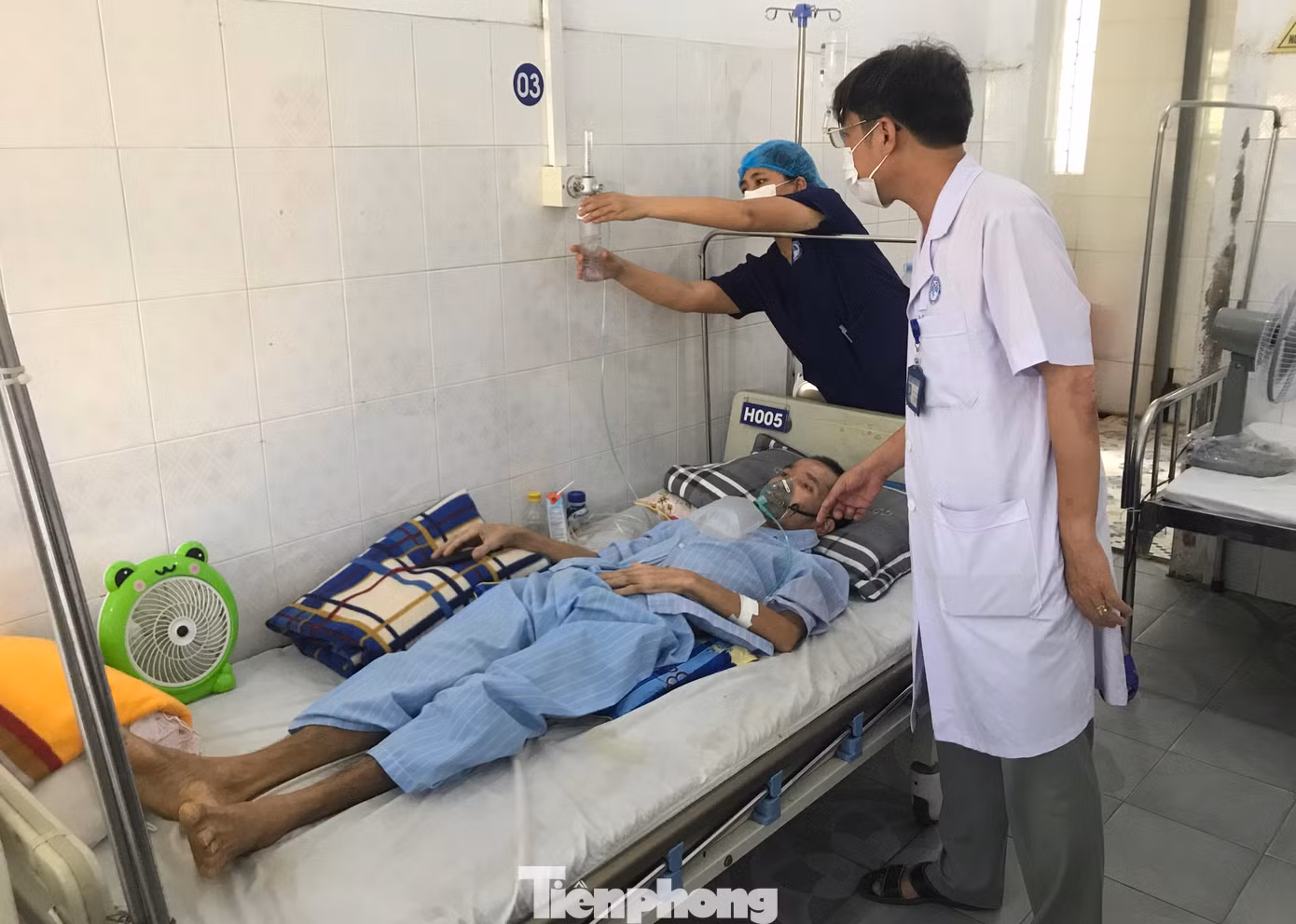 Một số công nhân đang điều trị bệnh bụi phổi với triệu chứng rất nặng. Một số công nhân đang điều trị bệnh bụi phổi với triệu chứng rất nặng.