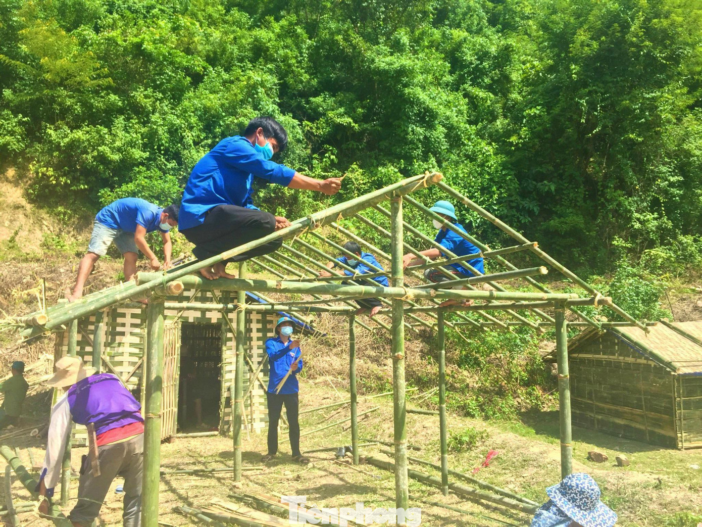 Thông tin từ Đoàn xã Bắc Lý, huyện Kỳ Sơn (Nghệ An) cho biết đã thành lập đội hình thanh niên tình nguyện tham gia chặt tre, nứa để đan lát, dựng mới 13 ngôi nhà làm nơi cách ly cho người dân từ vùng dịch về quê. Thông tin từ Đoàn xã Bắc Lý, huyện Kỳ Sơn (Nghệ An) cho biết đã thành lập đội hình thanh niên tình nguyện tham gia chặt tre, nứa để đan lát, dựng mới 13 ngôi nhà làm nơi cách ly cho người dân từ vùng dịch về quê.