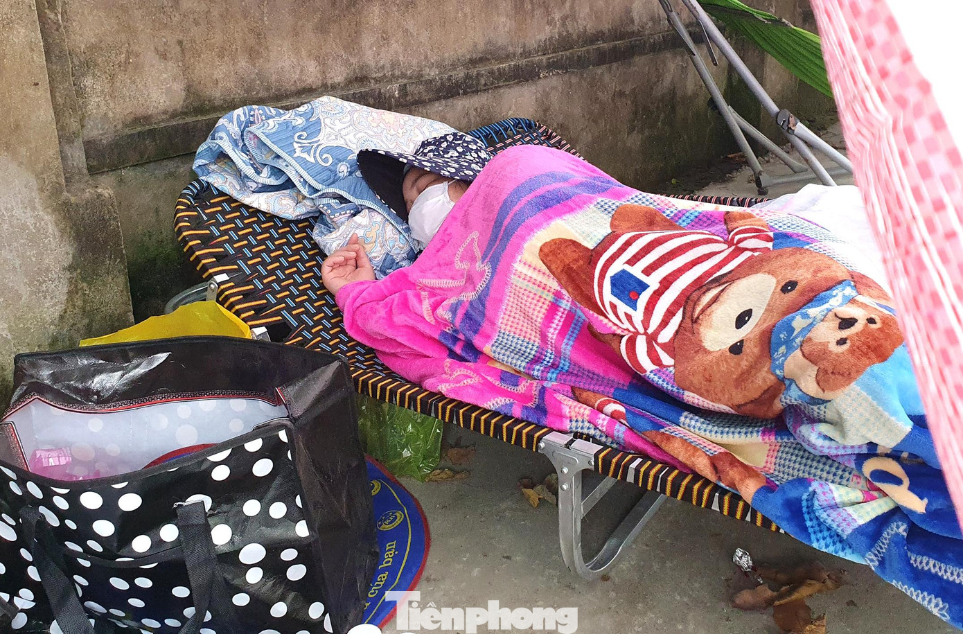 “Không được vào chăm sóc vợ trực tiếp nhưng tôi lo quá không dám về. Tôi ở đây, lỡ vợ cần đồ dùng gì thì đi mua rồi nhờ các y bác sĩ mang vào giúp”, anh Bình nói.