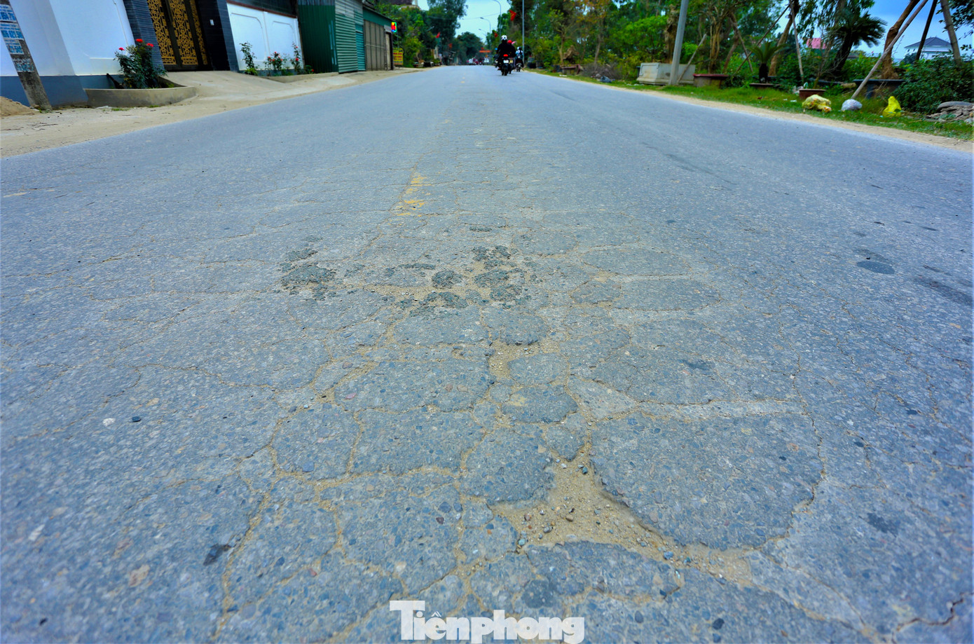 Xe tải trọng lớn chạy qua thường xuyên đã khiến mặt đường hư hỏng, rạn nứt. 2 bên đường đất cát rơi vãi dày đặc.