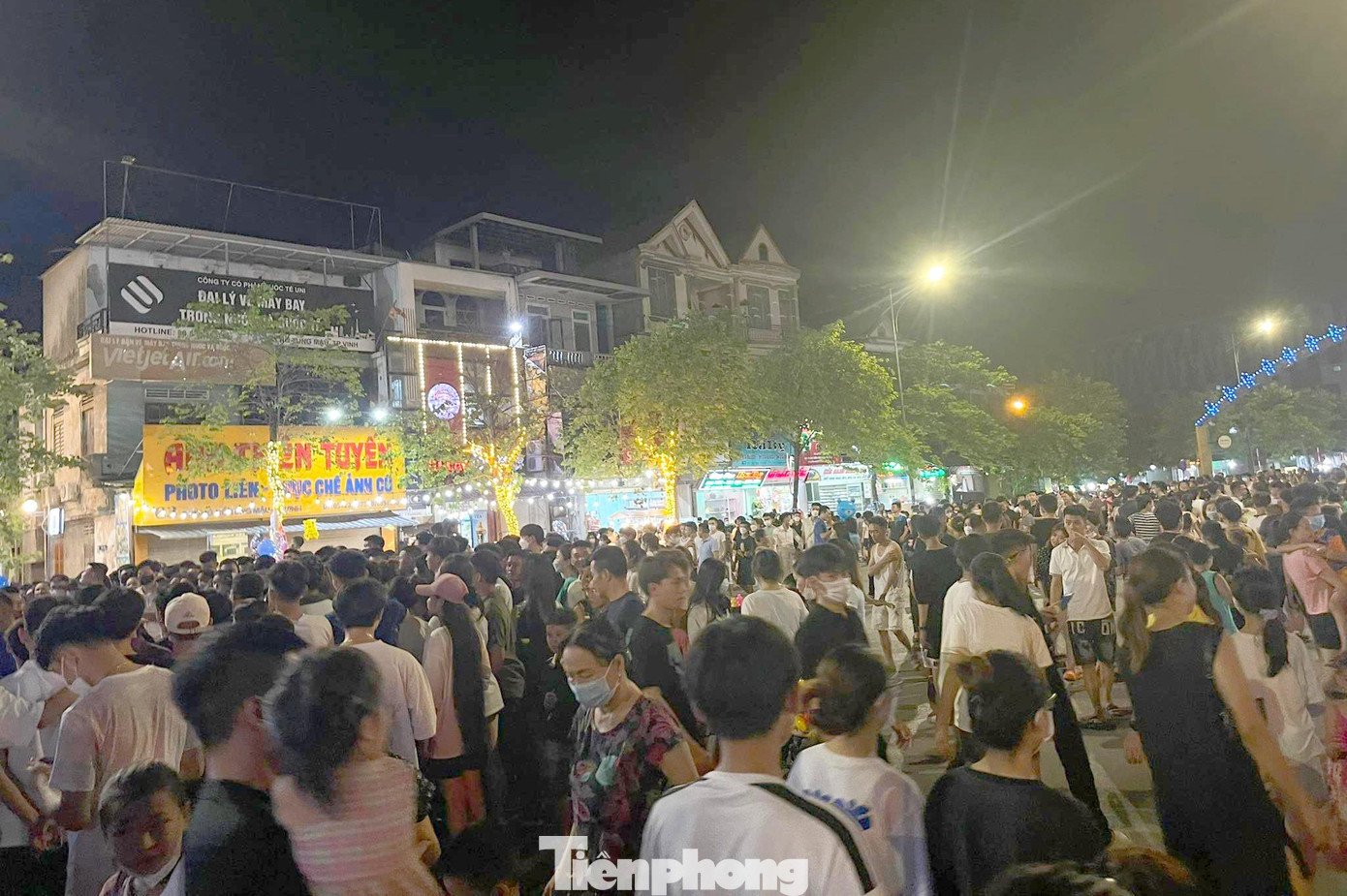 Sự kiện thu hút hàng ngàn người dân Nghệ An tới tham quan, trải nghiệm ngay trong đêm khai mạc.