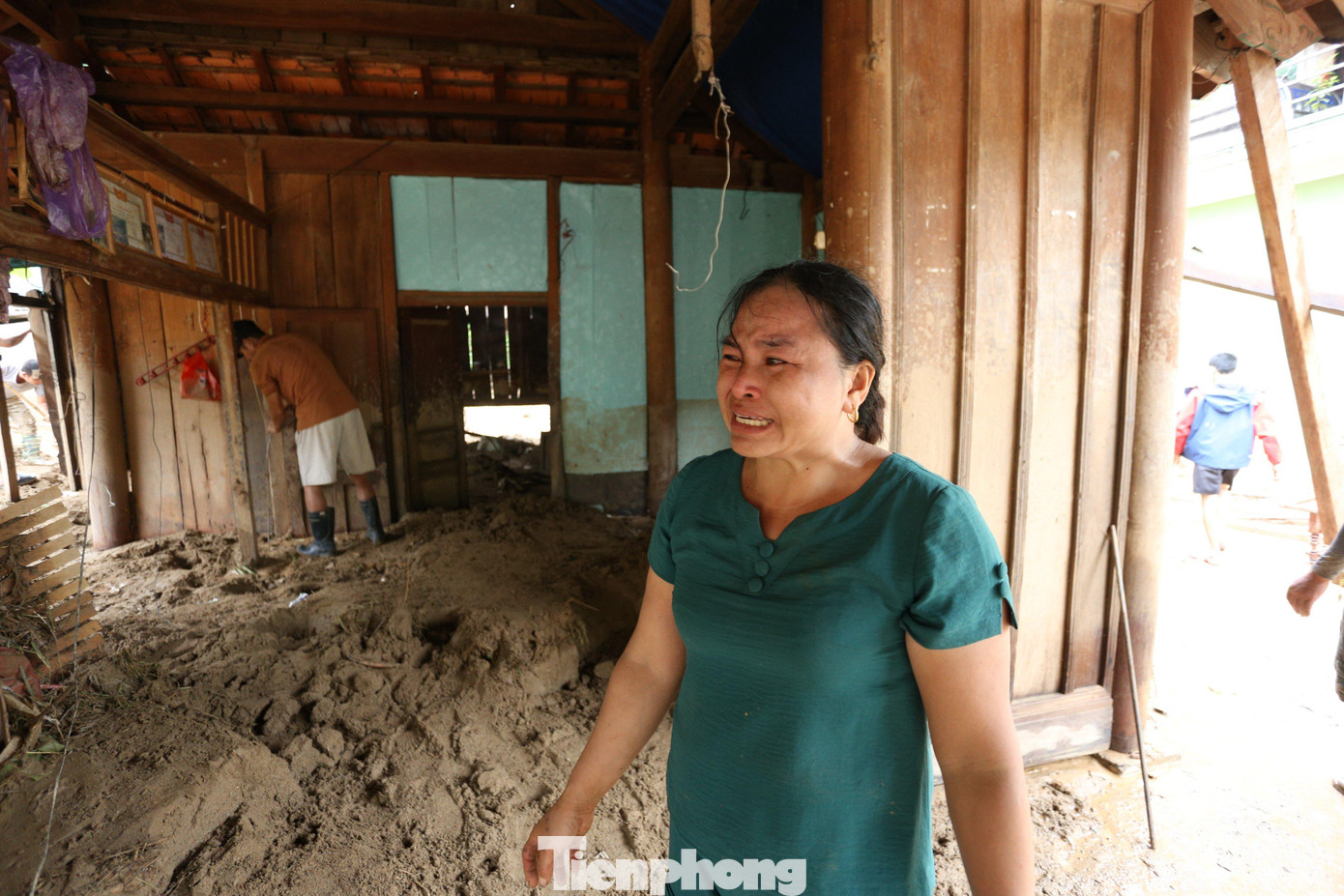 "Nước lũ đổ về quá nhanh không kịp mang theo thứ gì. Mất hết, trắng tay rồi", chị Lương Thị Ỏn (SN 1980, bản Hòa Sơn) nói trong nước mắt.