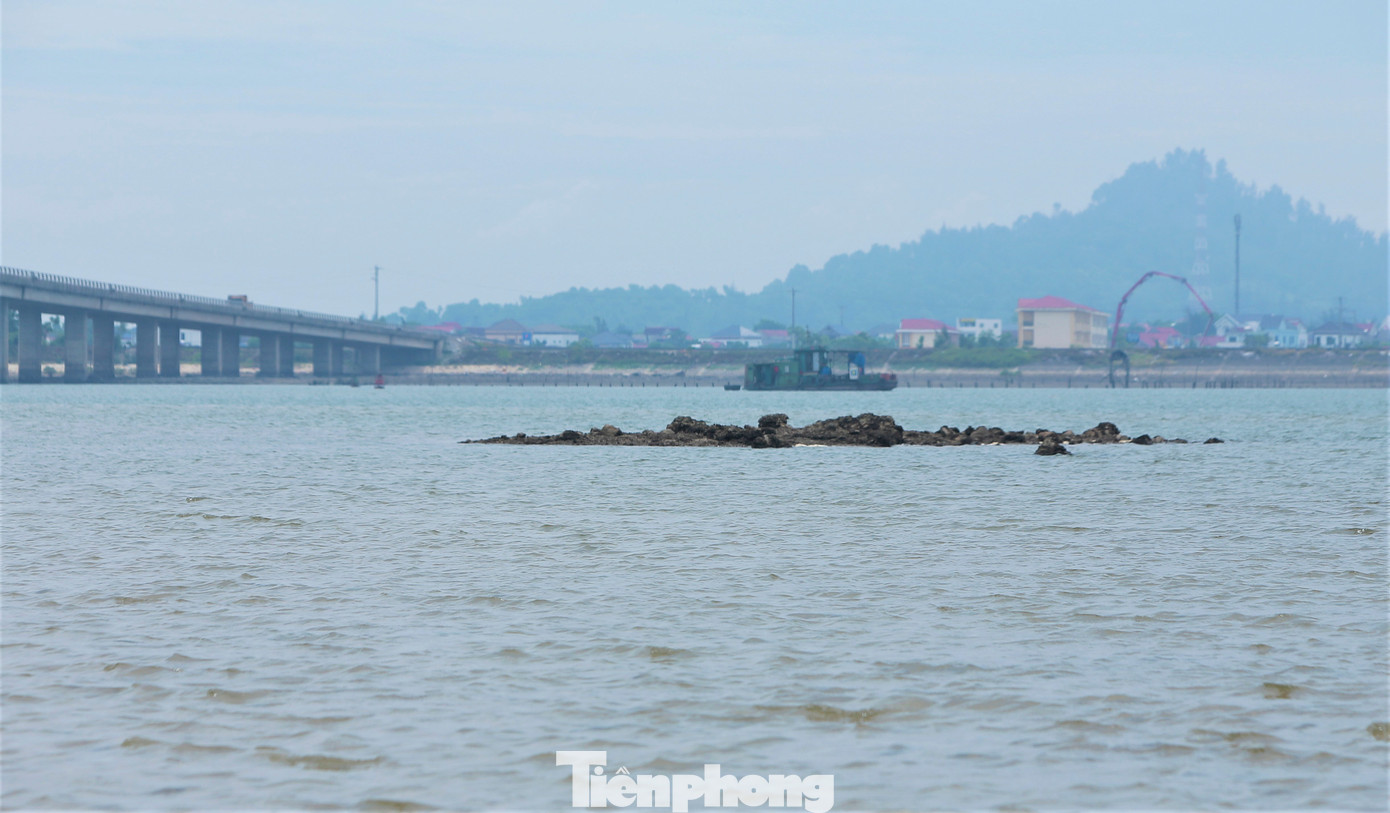 Những bãi đá cùng rác thải ngổn ngang dưới chân cầu, giữa luồng lạch khiến dòng chảy thay đổi, tàu thuyền ngư dân gặp khó khi vào neo đậu.