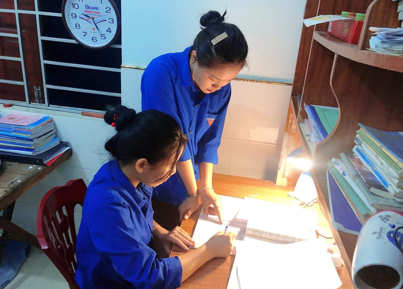 Theo đó mỗi cơ sở Đoàn thành lập một đội hình giáo viên trẻ, sinh viên có thành tích học tập tốt tại các địa phương hỗ trợ ôn tập kiến thức, giải đáp các thắc mắc, bài tập khó cho ít nhất hai em học sinh lớp 12. Đặc biệt, các đoàn viên chú trọng hỗ trợ những em có hoàn cảnh khó khăn, học lực trung bình để các em vươn lên học tập tốt. Theo đó mỗi cơ sở Đoàn thành lập một đội hình giáo viên trẻ, sinh viên có thành tích học tập tốt tại các địa phương hỗ trợ ôn tập kiến thức, giải đáp các thắc mắc, bài tập khó cho ít nhất hai em học sinh lớp 12. Đặc biệt, các đoàn viên chú trọng hỗ trợ những em có hoàn cảnh khó khăn, học lực trung bình để các em vươn lên học tập tốt.