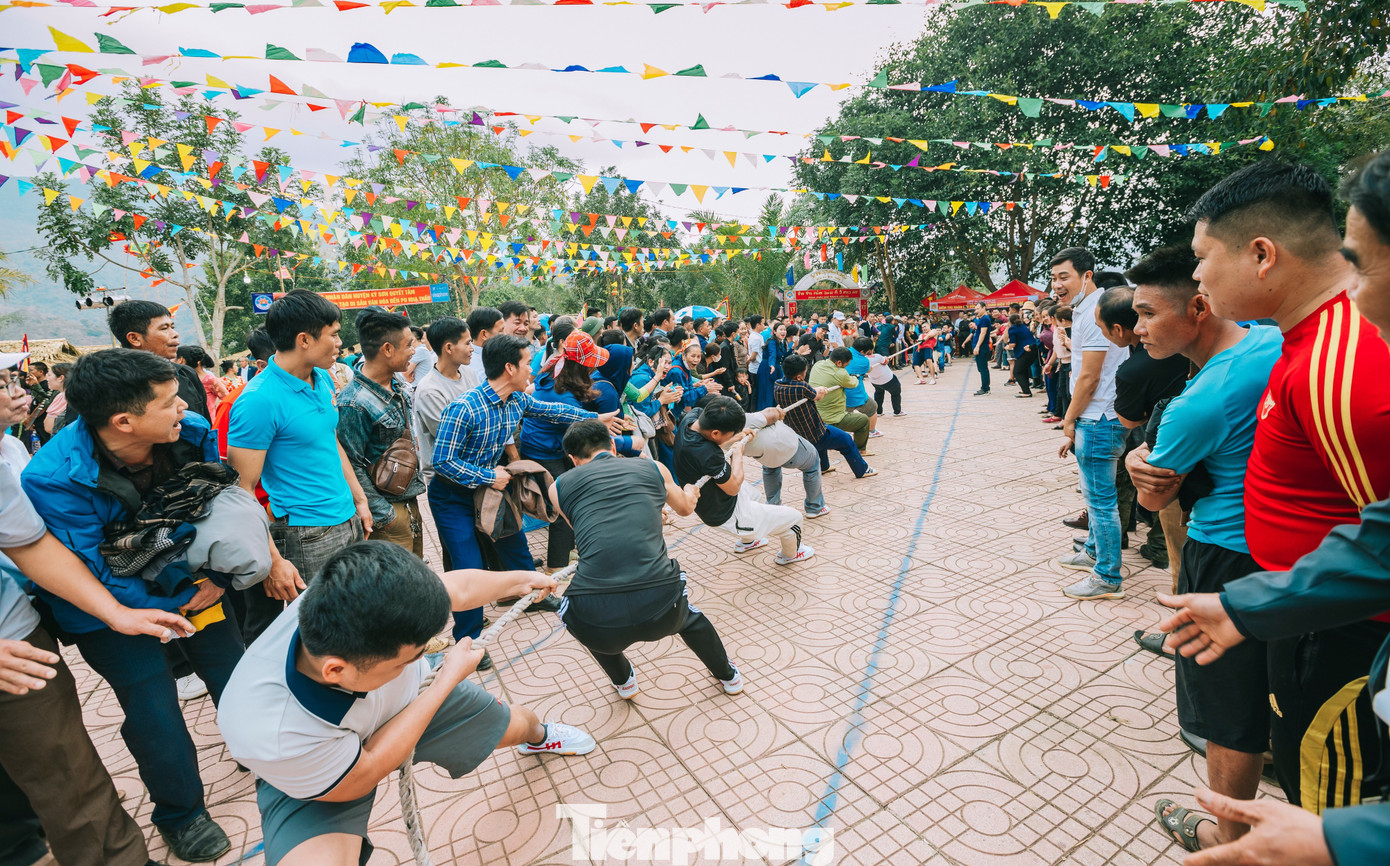 Lễ hội Đền Pu Nhạ Thầu năm nay được tổ chức quy mô cấp huyện với 9 lán trại độc đáo, tượng trưng cho 9 bản 10 mường. Tại lễ hội đã diễn ra nhiều cuộc thi, trò chơi dân gian như: ném còn, đẩy gậy, múa sạp, bắn nỏ, kéo co. (Ảnh: Rạng Đông). Lễ hội Đền Pu Nhạ Thầu năm nay được tổ chức quy mô cấp huyện với 9 lán trại độc đáo, tượng trưng cho 9 bản 10 mường. Tại lễ hội đã diễn ra nhiều cuộc thi, trò chơi dân gian như: ném còn, đẩy gậy, múa sạp, bắn nỏ, kéo co. (Ảnh: Rạng Đông).