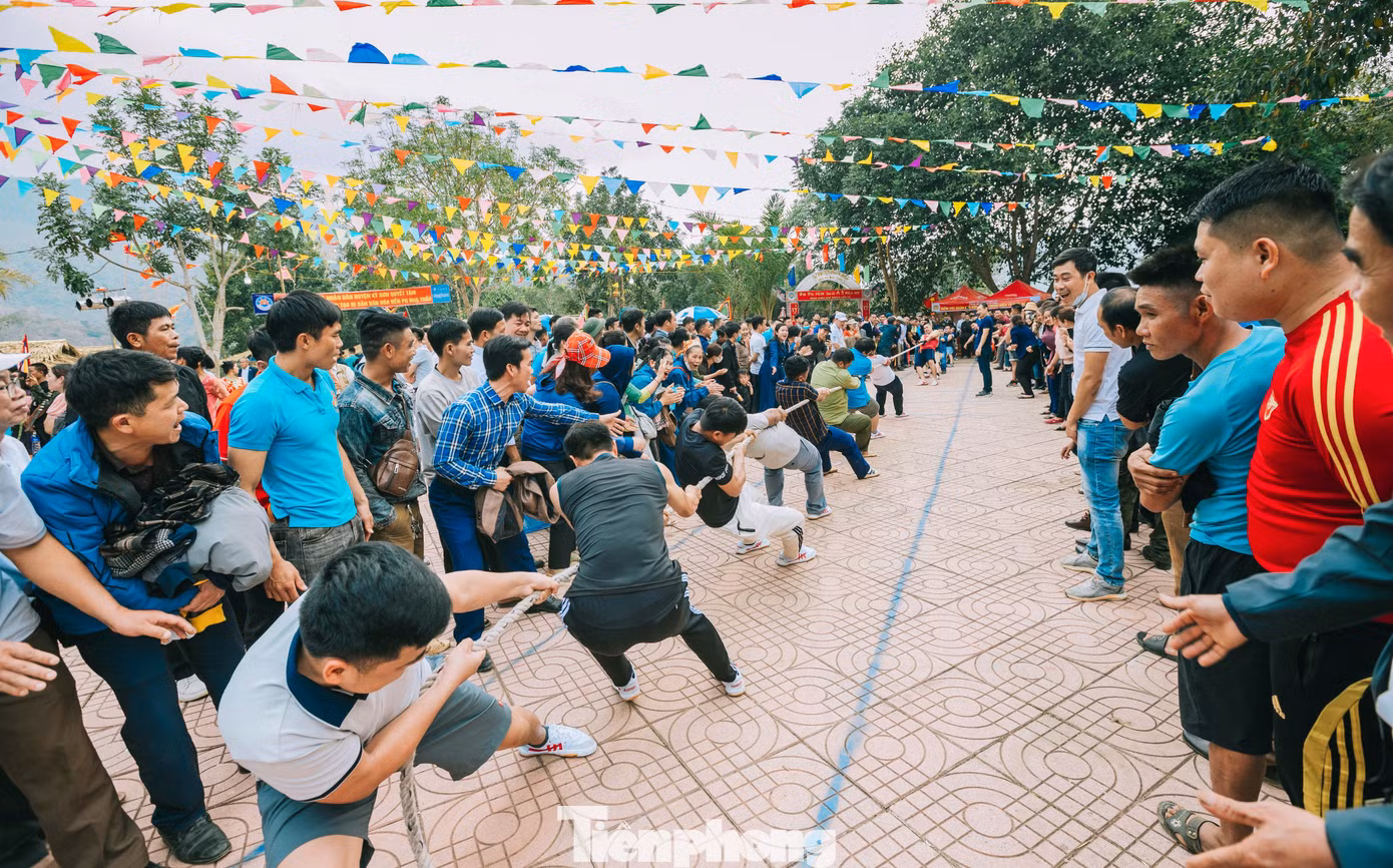 Lễ hội Đền Pu Nhạ Thầu năm nay được tổ chức quy mô cấp huyện với 9 lán trại độc đáo, tượng trưng cho 9 bản 10 mường. Tại lễ hội đã diễn ra nhiều cuộc thi, trò chơi dân gian như: ném còn, đẩy gậy, múa sạp, bắn nỏ, kéo co. (Ảnh: Rạng Đông).