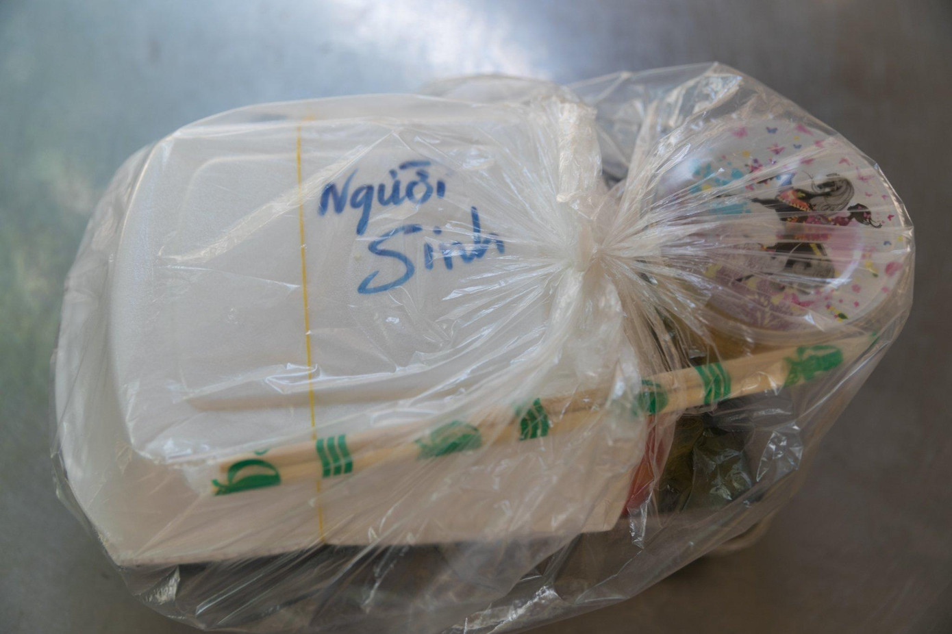 Theo Thượng tá Phan Hữu Quyết - Phó Chỉ huy trưởng Ban chỉ huy Quân sự huyện Hưng Nguyên, cho biết, trong Bệnh viện dã chiến có một nữ bệnh nhân mới sinh con nên một suất cơm đặc biệt được dành cho người phụ nữ này. Theo Thượng tá Phan Hữu Quyết - Phó Chỉ huy trưởng Ban chỉ huy Quân sự huyện Hưng Nguyên, cho biết, trong Bệnh viện dã chiến có một nữ bệnh nhân mới sinh con nên một suất cơm đặc biệt được dành cho người phụ nữ này.