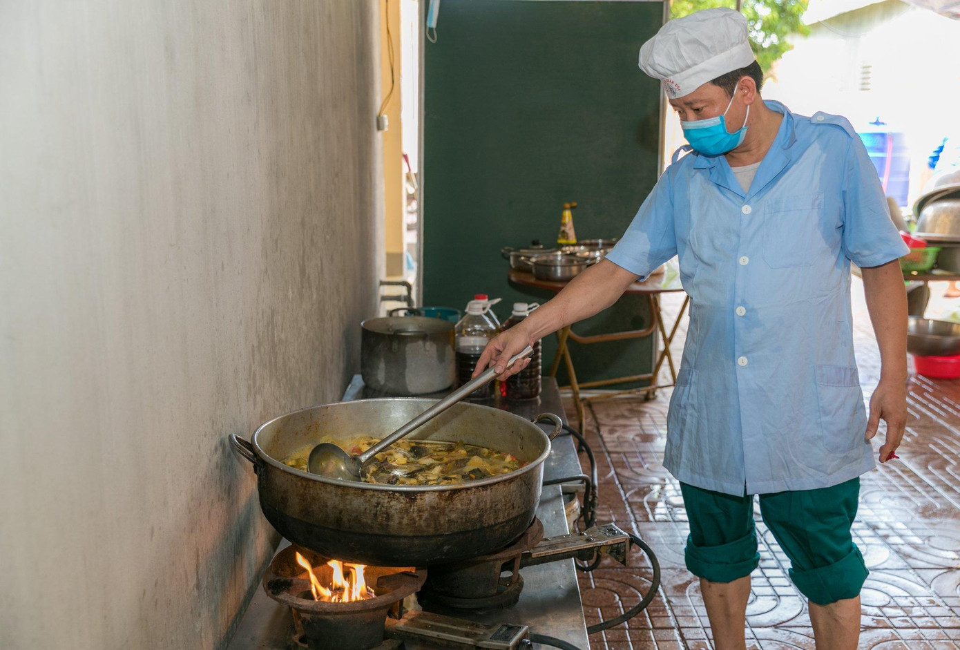 Hai đầu bếp tại thành phố Vinh tình nguyện đến nấu những bữa ăn. Hai đầu bếp tại thành phố Vinh tình nguyện đến nấu những bữa ăn.