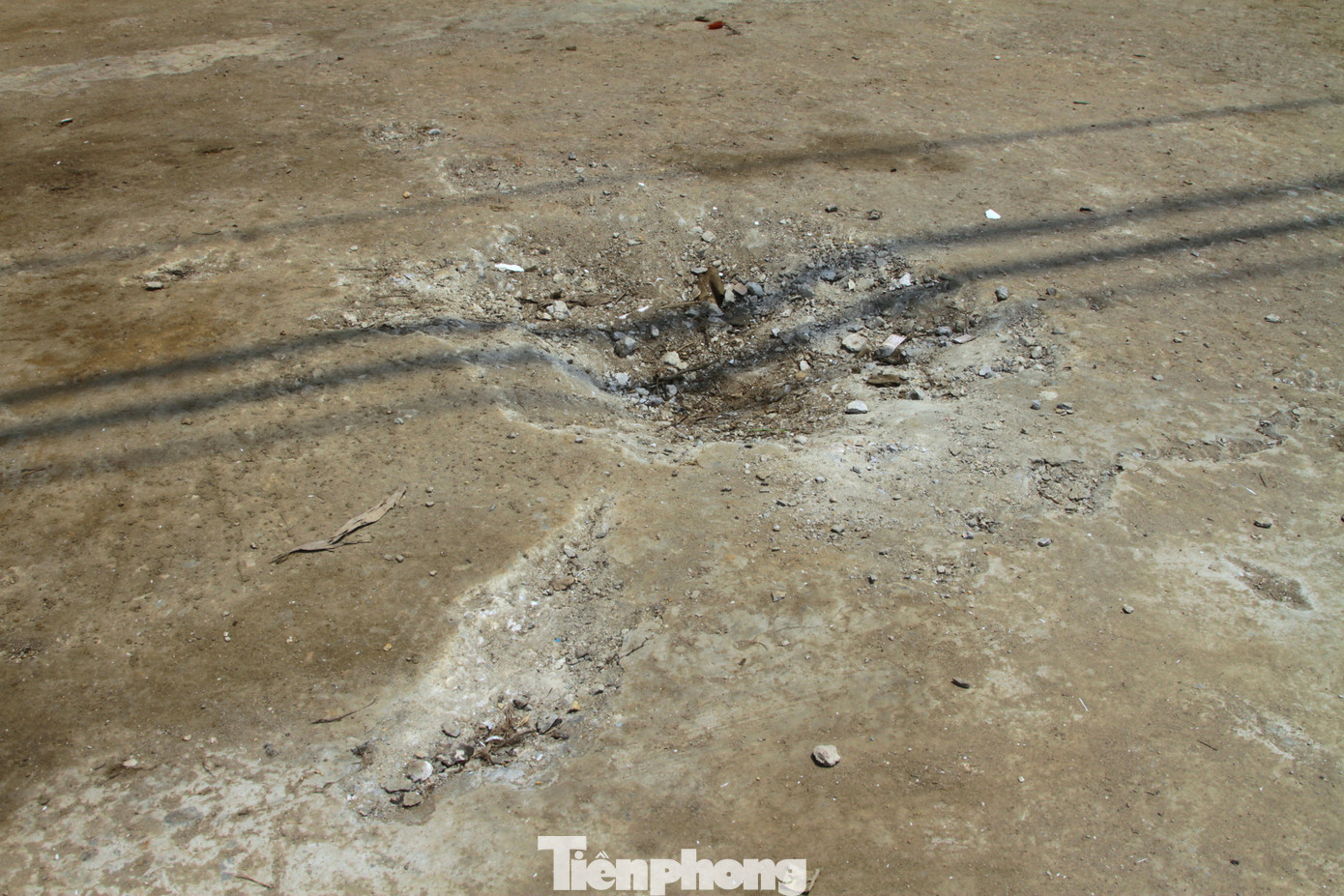 Tại vị trí nổ, phần sân bê tông bị lõm xuống một vũng khá sâu.