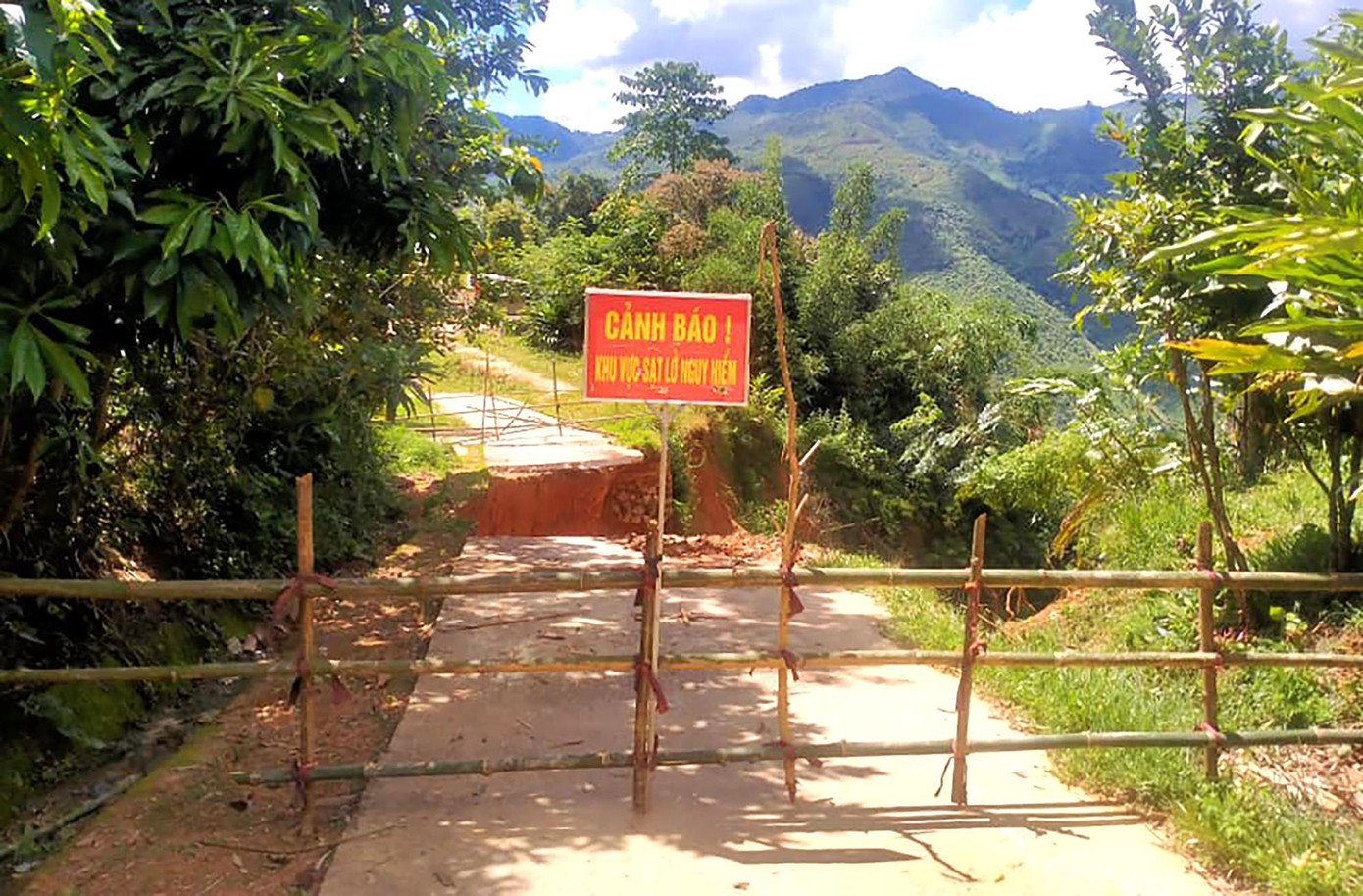 Điểm sạt lở được rào chắn để đảm bảo an toàn Điểm sạt lở được rào chắn để đảm bảo an toàn