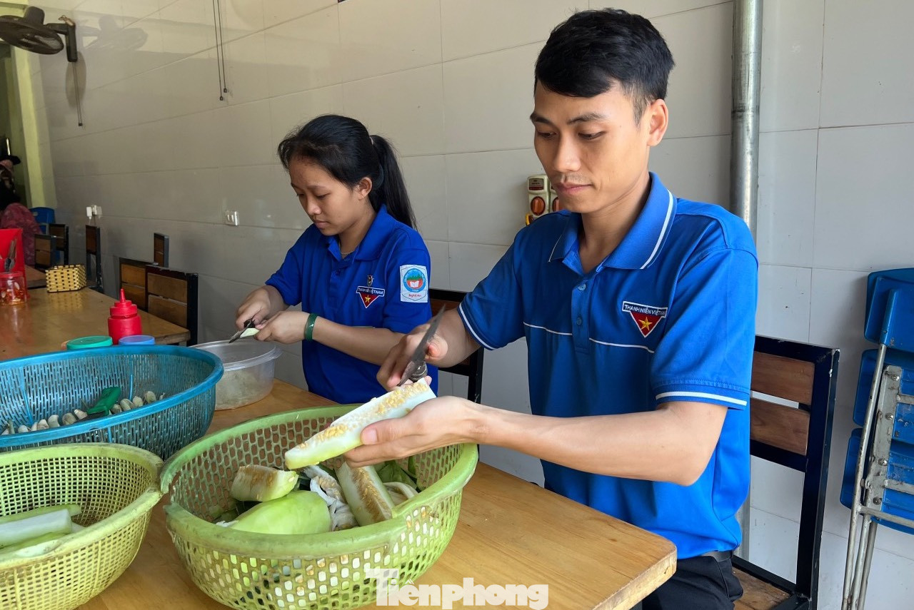 Các đoàn viên thanh niên huyện Con Cuông chia ra nhiều nhóm, mỗi người một việc để chế biến các món ăn nhanh nhất có thể, kịp thời phục vụ thí sinh và người nhà thí sinh trên địa bàn.